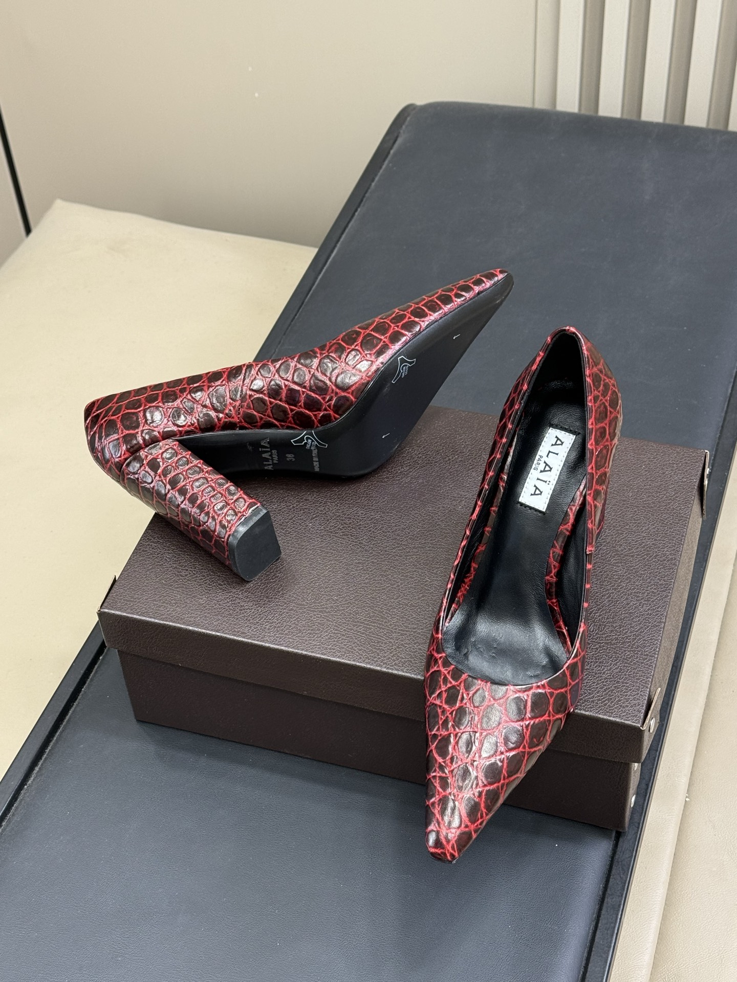 ALAiA|美到失语！这双高跟鞋也太有气场了鞋面由小牛皮制成，搭配压印鳄鱼纹，更显质感；粗跟跟高90毫米