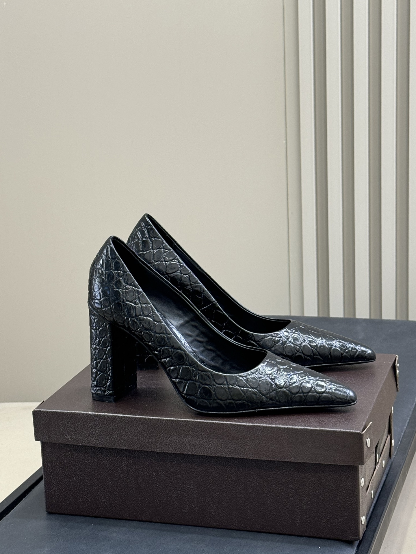 ALAiA|美到失语！这双高跟鞋也太有气场了鞋面由小牛皮制成，搭配压印鳄鱼纹，更显质感；粗跟跟高90毫米