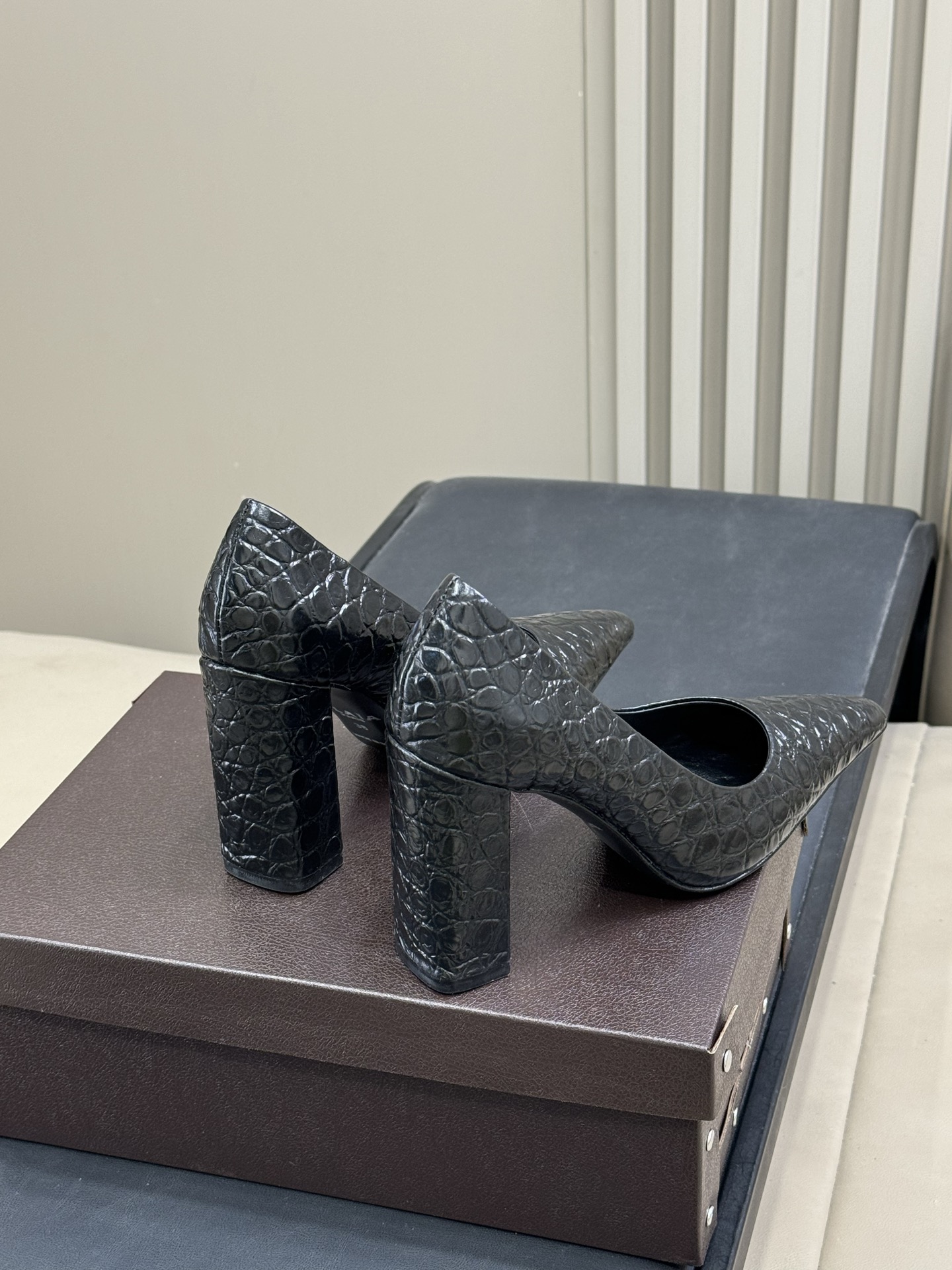 ALAiA|美到失语！这双高跟鞋也太有气场了鞋面由小牛皮制成，搭配压印鳄鱼纹，更显质感；粗跟跟高90毫米