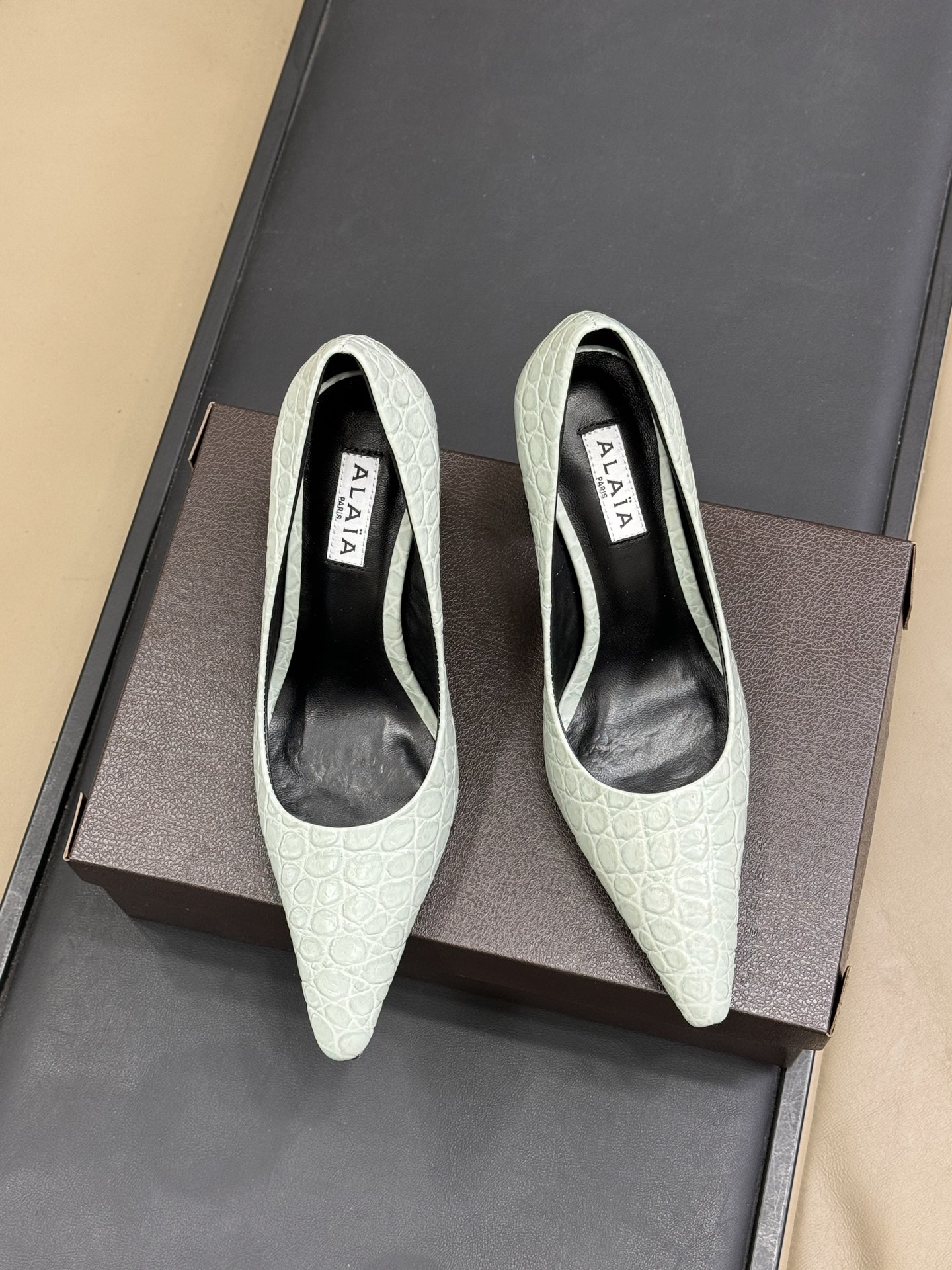 ALAiA|美到失语！这双高跟鞋也太有气场了鞋面由小牛皮制成，搭配压印鳄鱼纹，更显质感；粗跟跟高90毫米