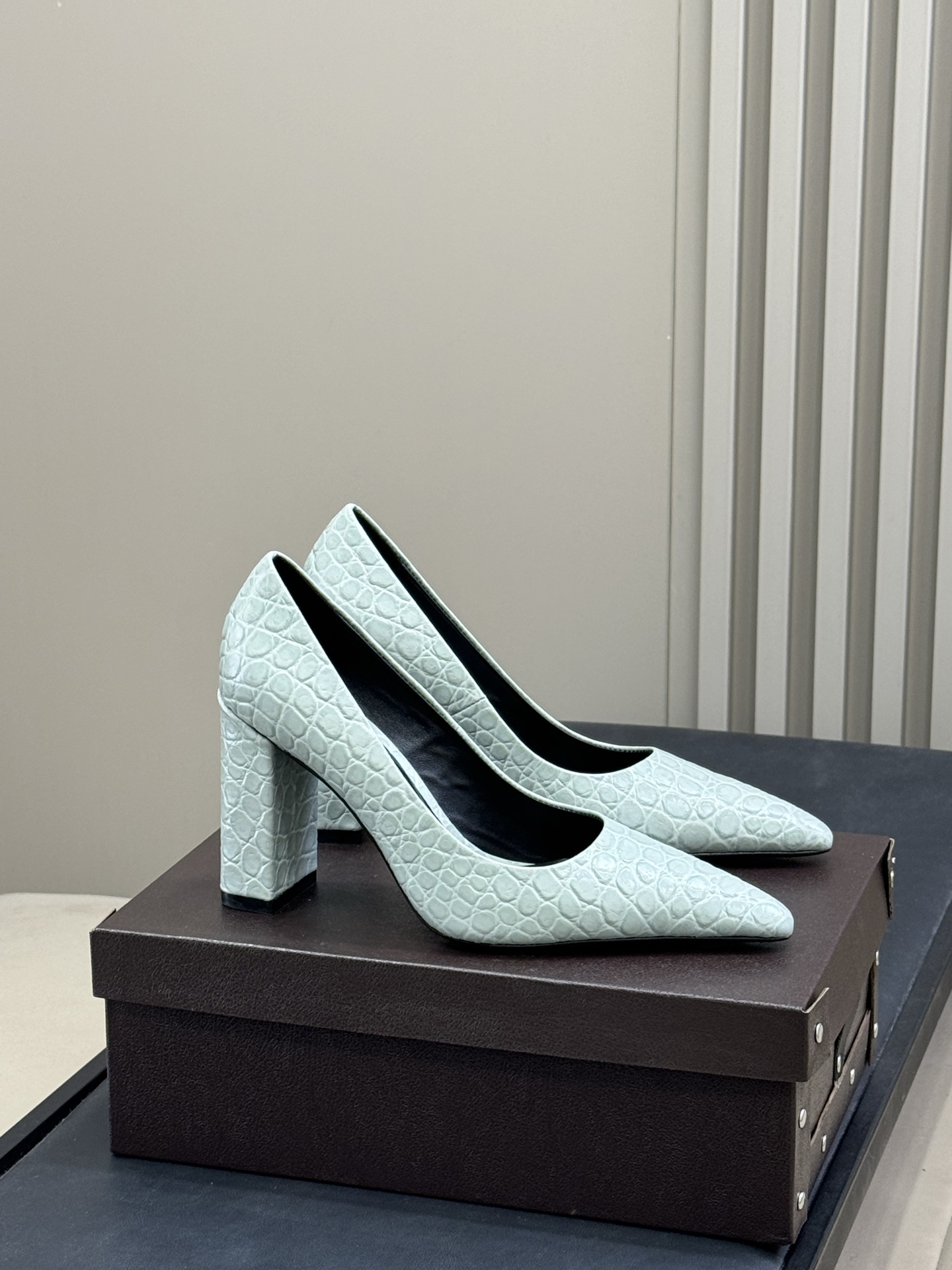 ALAiA|美到失语！这双高跟鞋也太有气场了鞋面由小牛皮制成，搭配压印鳄鱼纹，更显质感；粗跟跟高90毫米