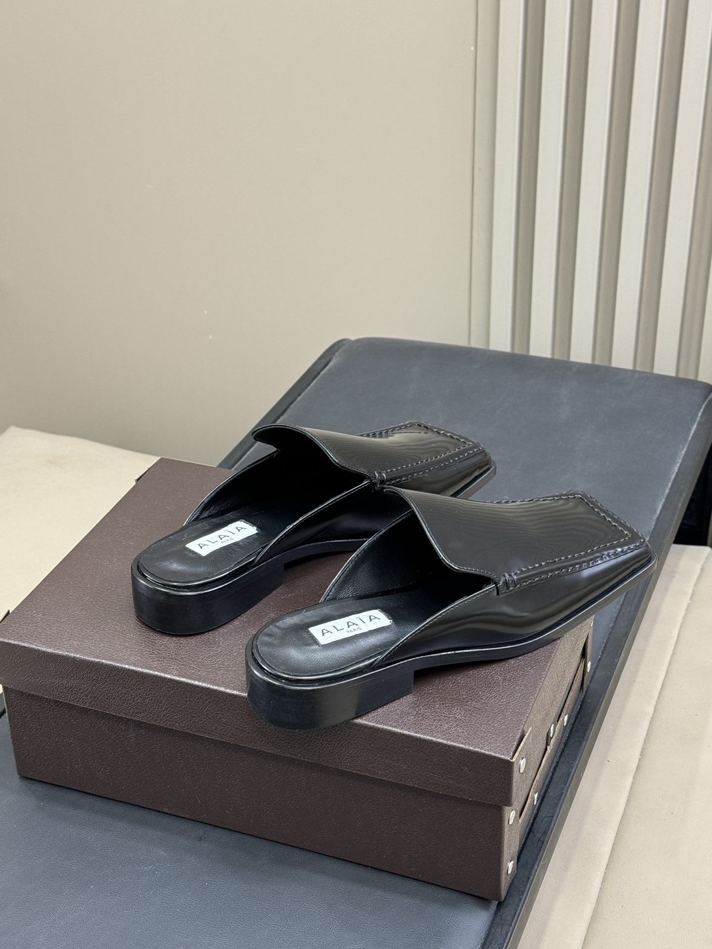 alaia fw25 new arrival～阿莱雅 25秋冬方头系列！经典乐福工艺细节，简约的设计元素