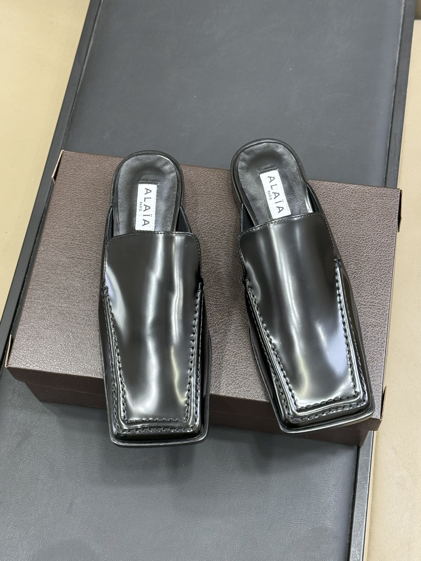 alaia fw25 new arrival～阿莱雅 25秋冬方头系列！经典乐福工艺细节，简约的设计元素