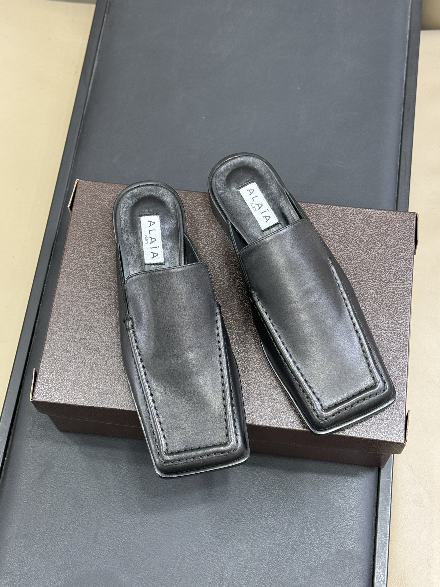 alaia fw25 new arrival～阿莱雅 25秋冬方头系列！经典乐福工艺细节，简约的设计元素