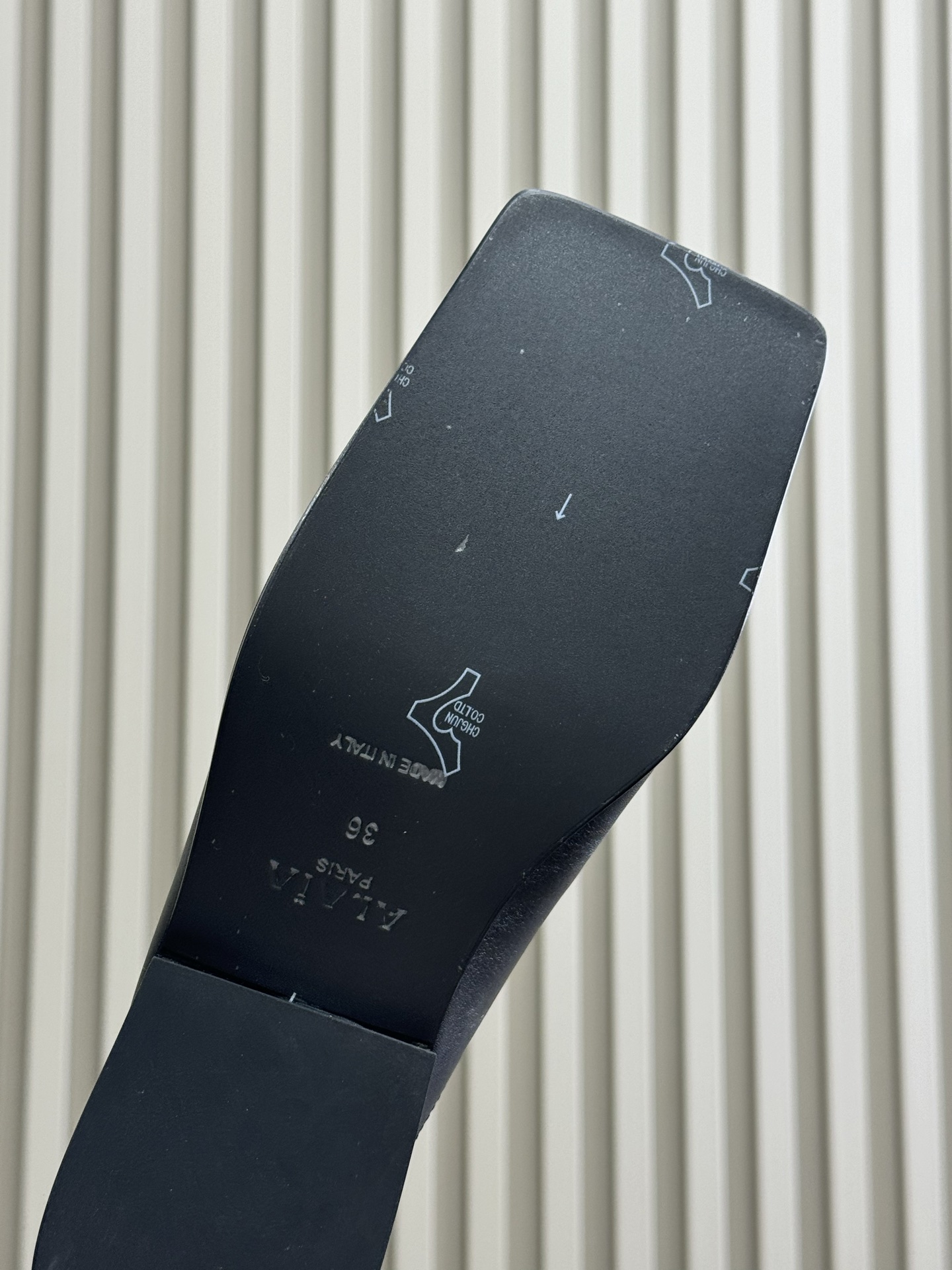 alaia fw25 new arrival～阿莱雅 25秋冬方头系列！经典乐福工艺细节，简约的设计元素