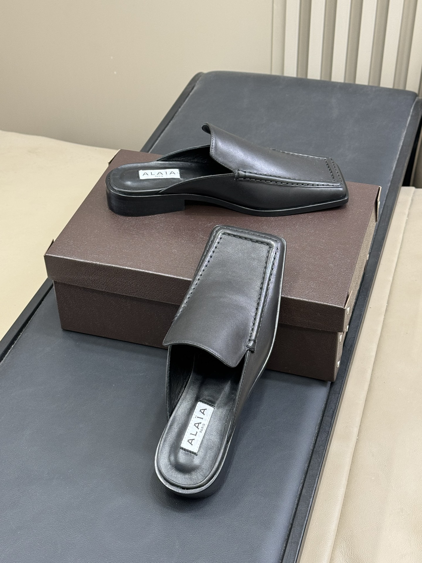 alaia fw25 new arrival～阿莱雅 25秋冬方头系列！经典乐福工艺细节，简约的设计元素