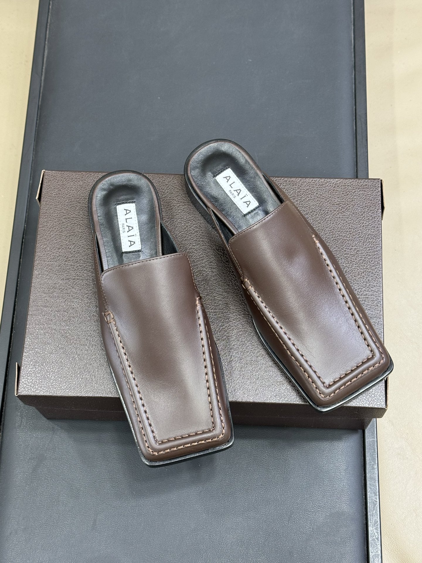 alaia fw25 new arrival～阿莱雅 25秋冬方头系列！经典乐福工艺细节，简约的设计元素