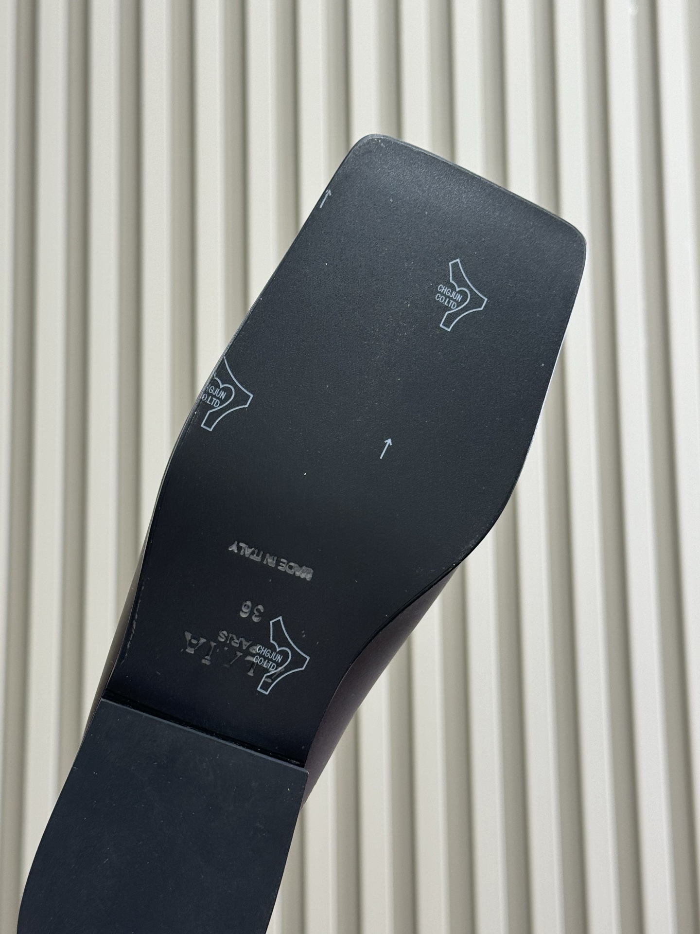 alaia fw25 new arrival～阿莱雅 25秋冬方头系列！经典乐福工艺细节，简约的设计元素