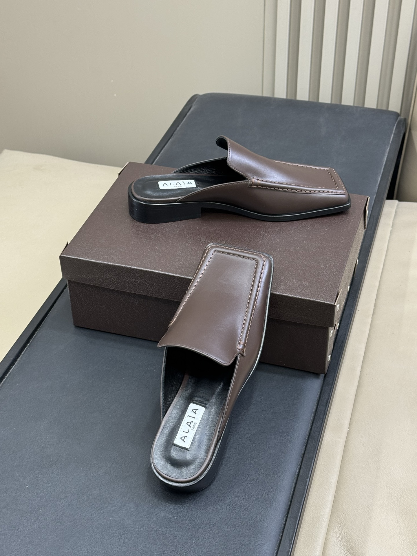 alaia fw25 new arrival～阿莱雅 25秋冬方头系列！经典乐福工艺细节，简约的设计元素