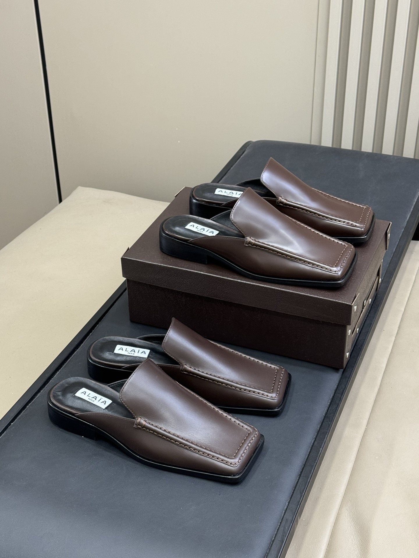 alaia fw25 new arrival～阿莱雅 25秋冬方头系列！经典乐福工艺细节，简约的设计元素