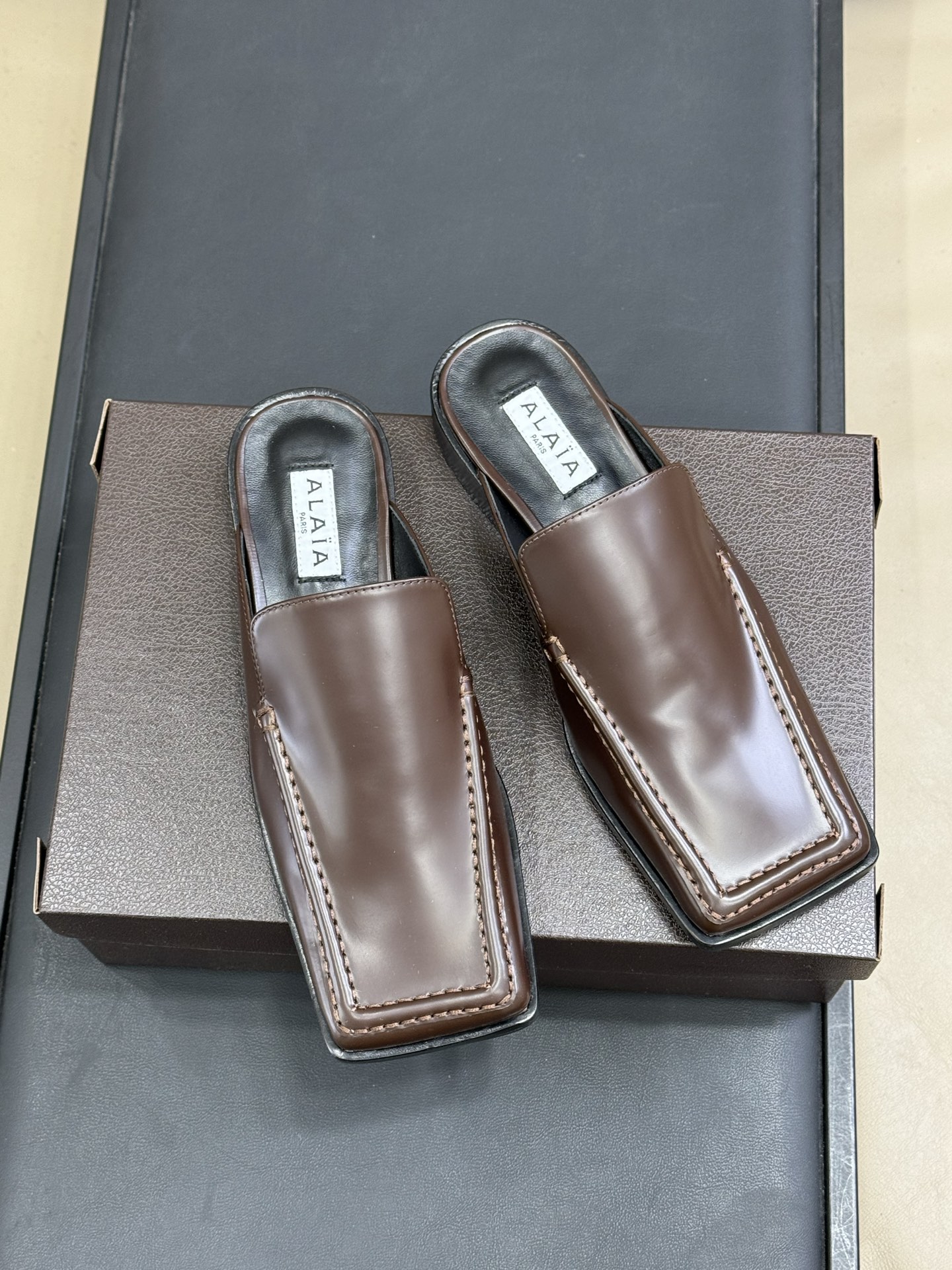 alaia fw25 new arrival～阿莱雅 25秋冬方头系列！经典乐福工艺细节，简约的设计元素