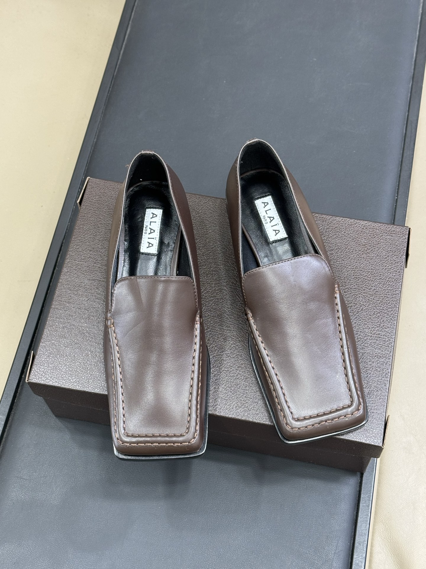 alaia fw25 new arrival～阿莱雅 25秋冬方头系列！经典乐福工艺细节，简约的设计元素