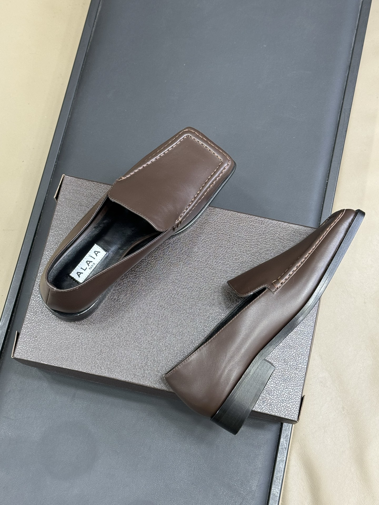 alaia fw25 new arrival～阿莱雅 25秋冬方头系列！经典乐福工艺细节，简约的设计元素