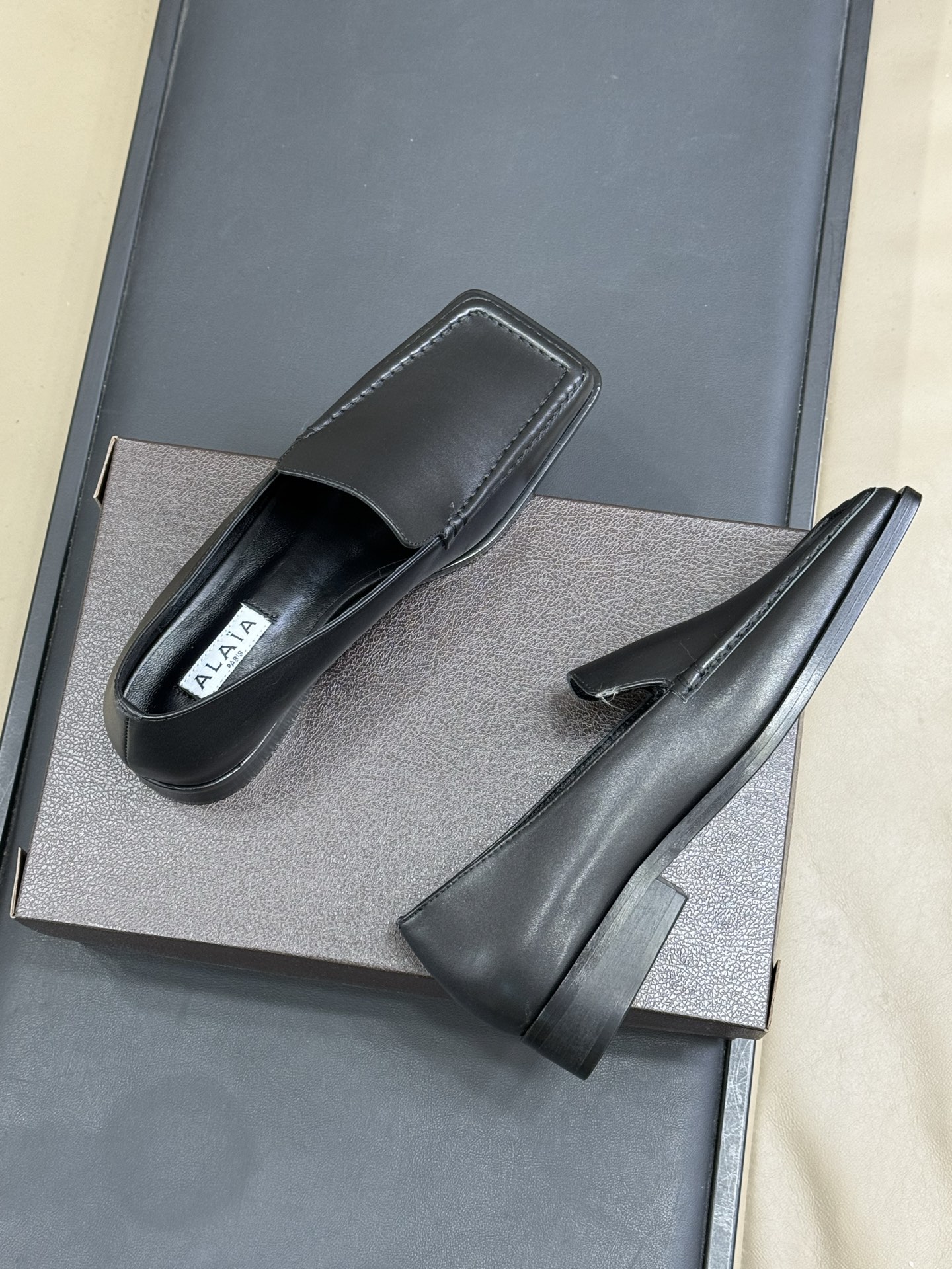 alaia fw25 new arrival～阿莱雅 25秋冬方头系列！经典乐福工艺细节，简约的设计元素