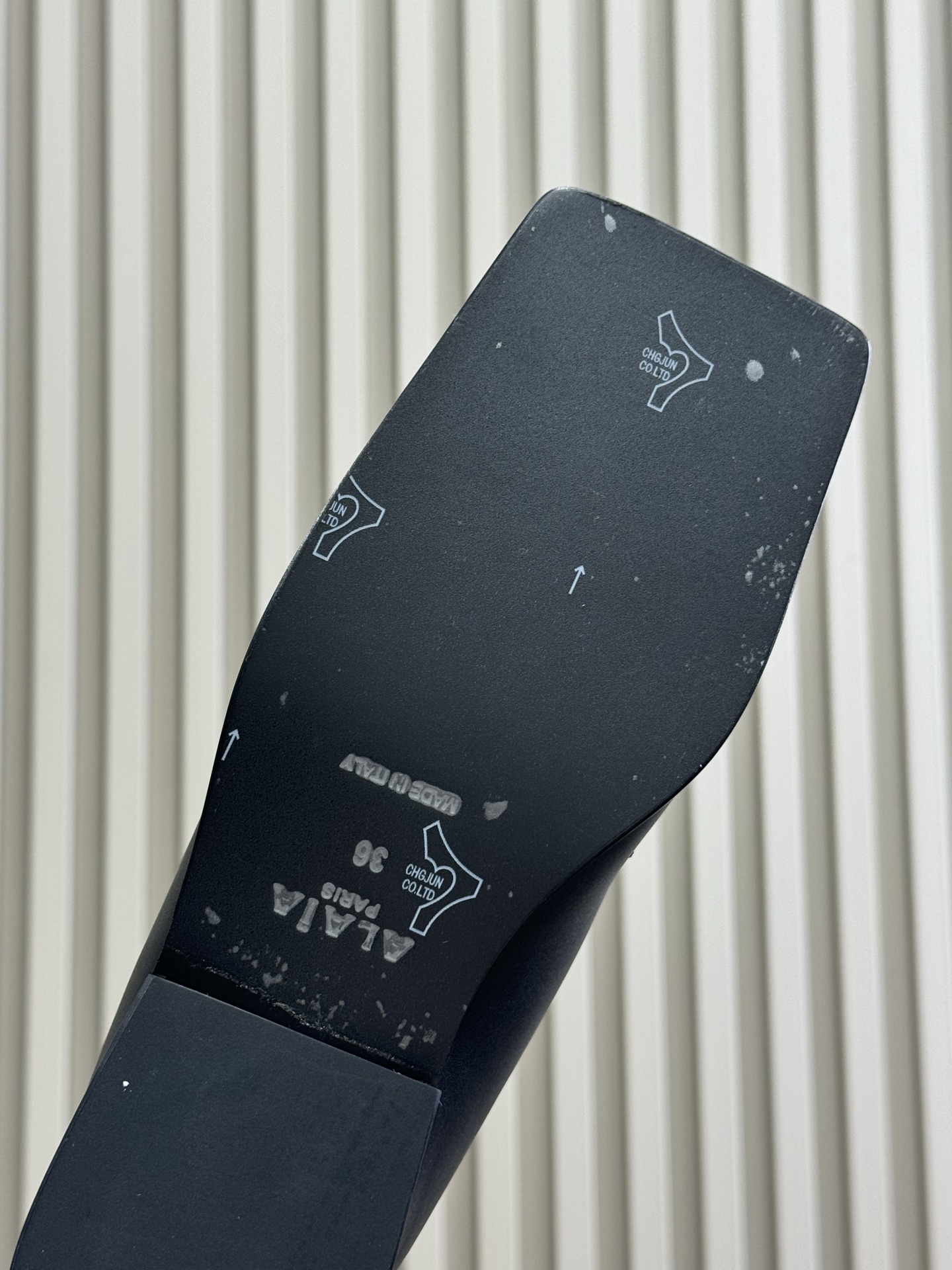 alaia fw25 new arrival～阿莱雅 25秋冬方头系列！经典乐福工艺细节，简约的设计元素