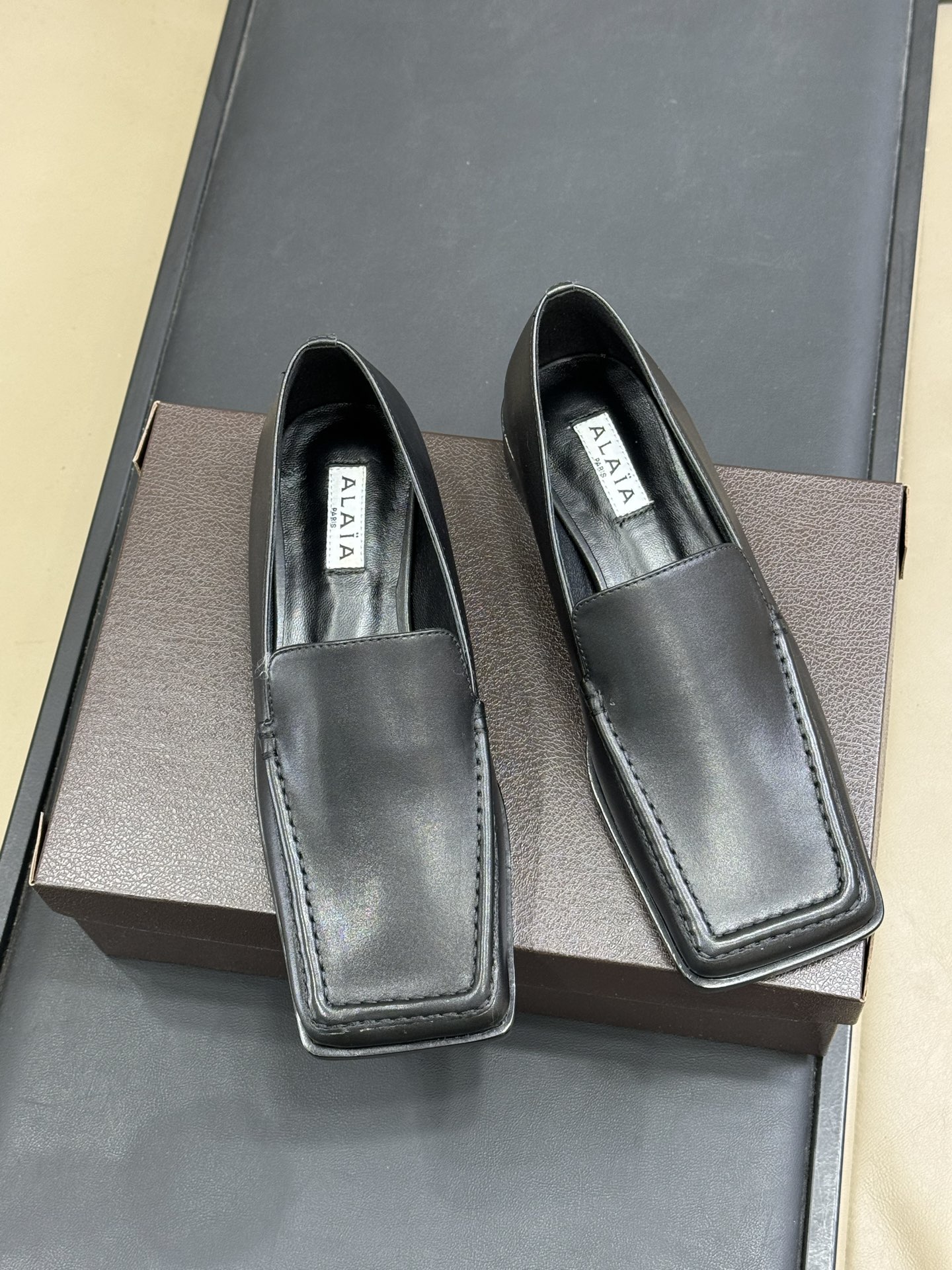 alaia fw25 new arrival～阿莱雅 25秋冬方头系列！经典乐福工艺细节，简约的设计元素