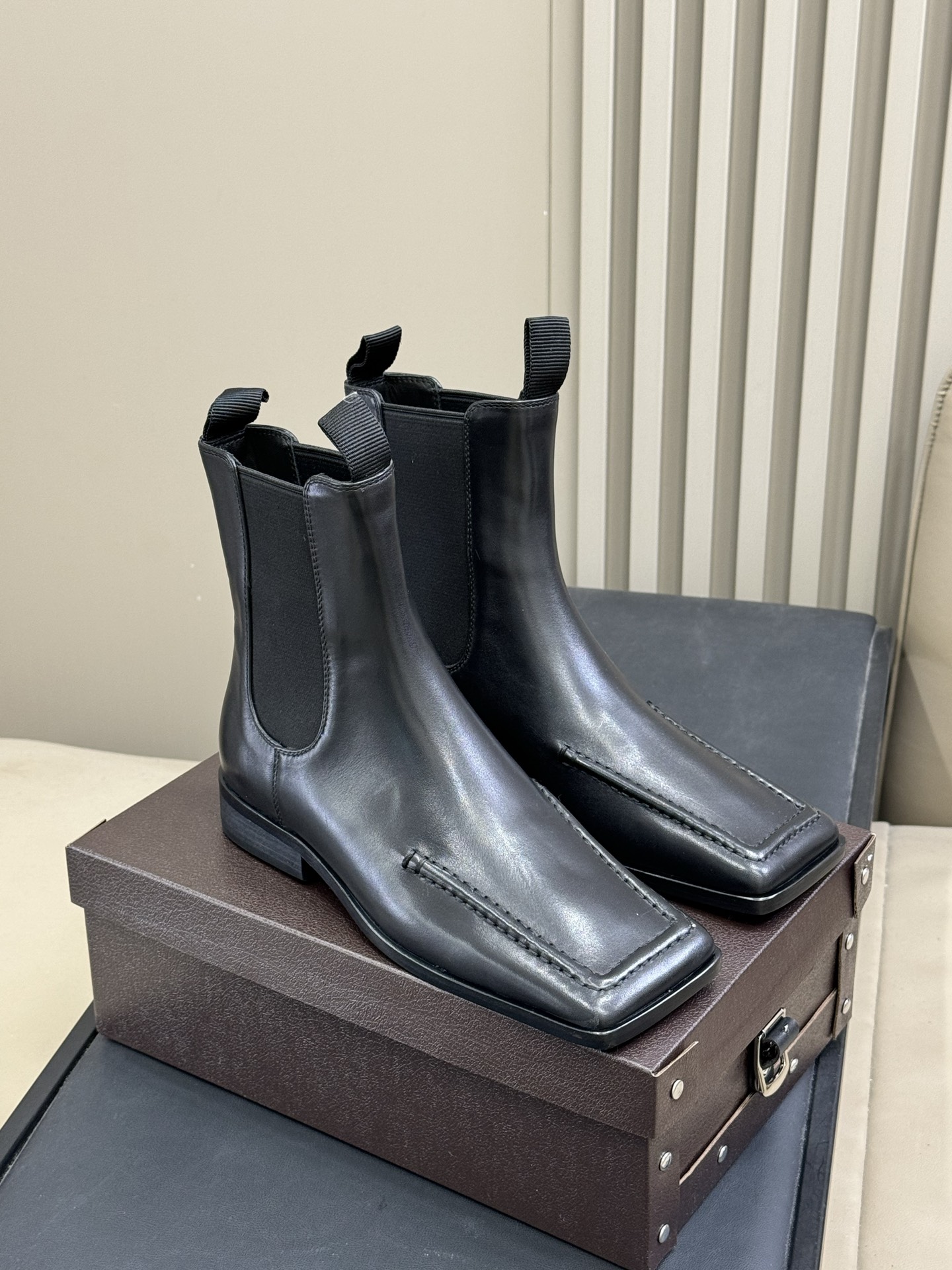 alaia fw25 new arrival～阿莱雅 25秋冬方头系列！经典乐福工艺细节，简约的设计元素