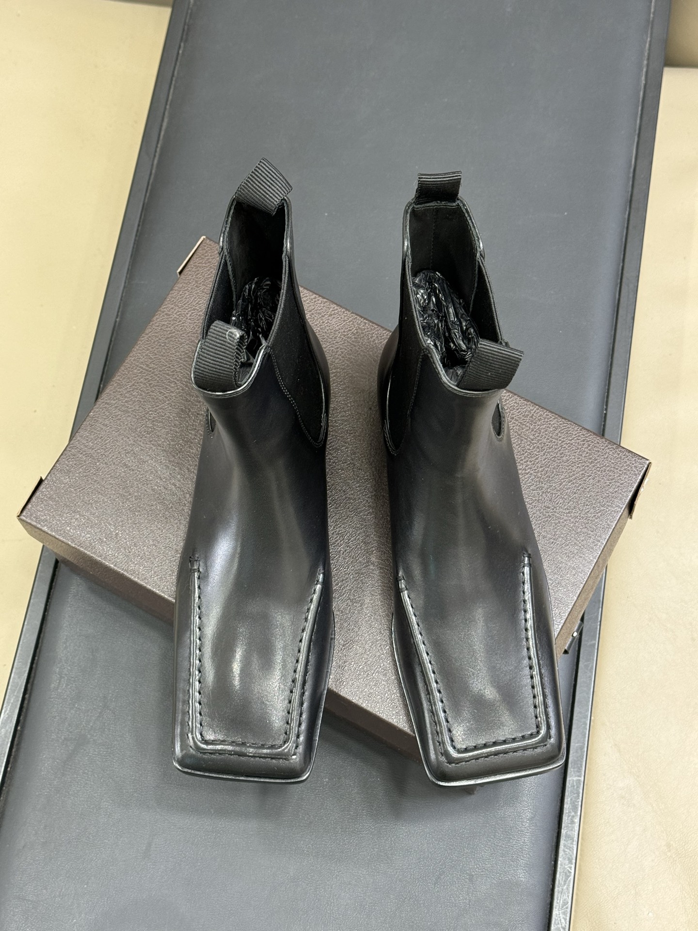 alaia fw25 new arrival～阿莱雅 25秋冬方头系列！经典乐福工艺细节，简约的设计元素