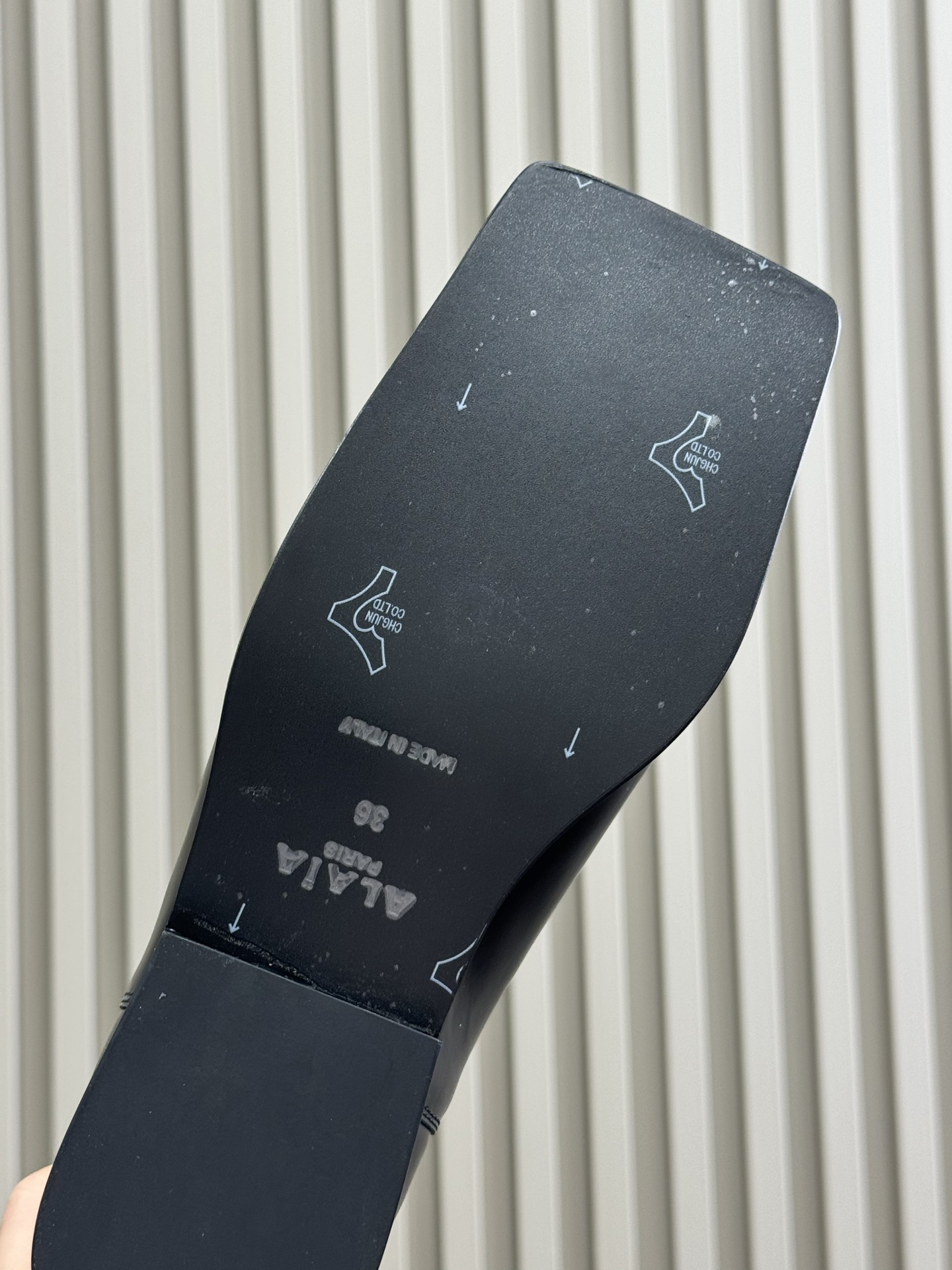 alaia fw25 new arrival～阿莱雅 25秋冬方头系列！经典乐福工艺细节，简约的设计元素