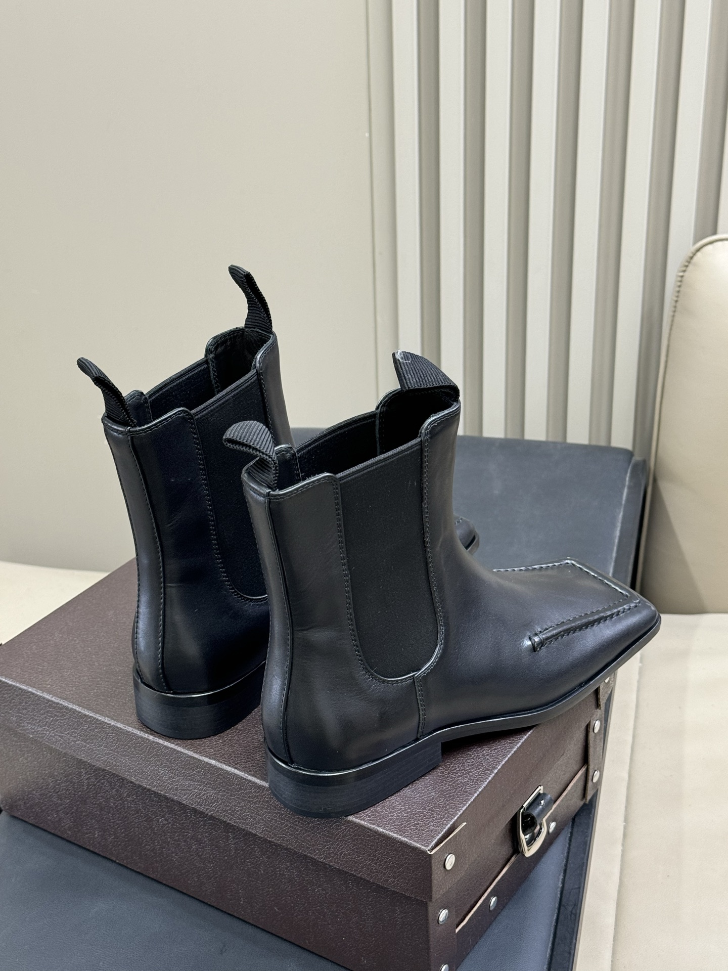 alaia fw25 new arrival～阿莱雅 25秋冬方头系列！经典乐福工艺细节，简约的设计元素