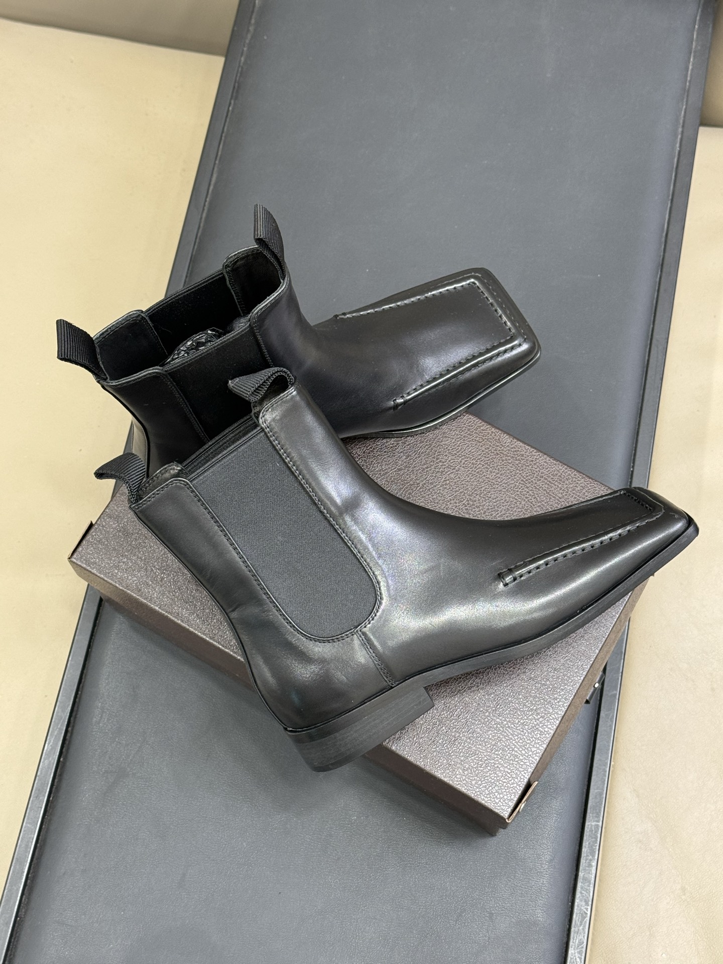 alaia fw25 new arrival～阿莱雅 25秋冬方头系列！经典乐福工艺细节，简约的设计元素