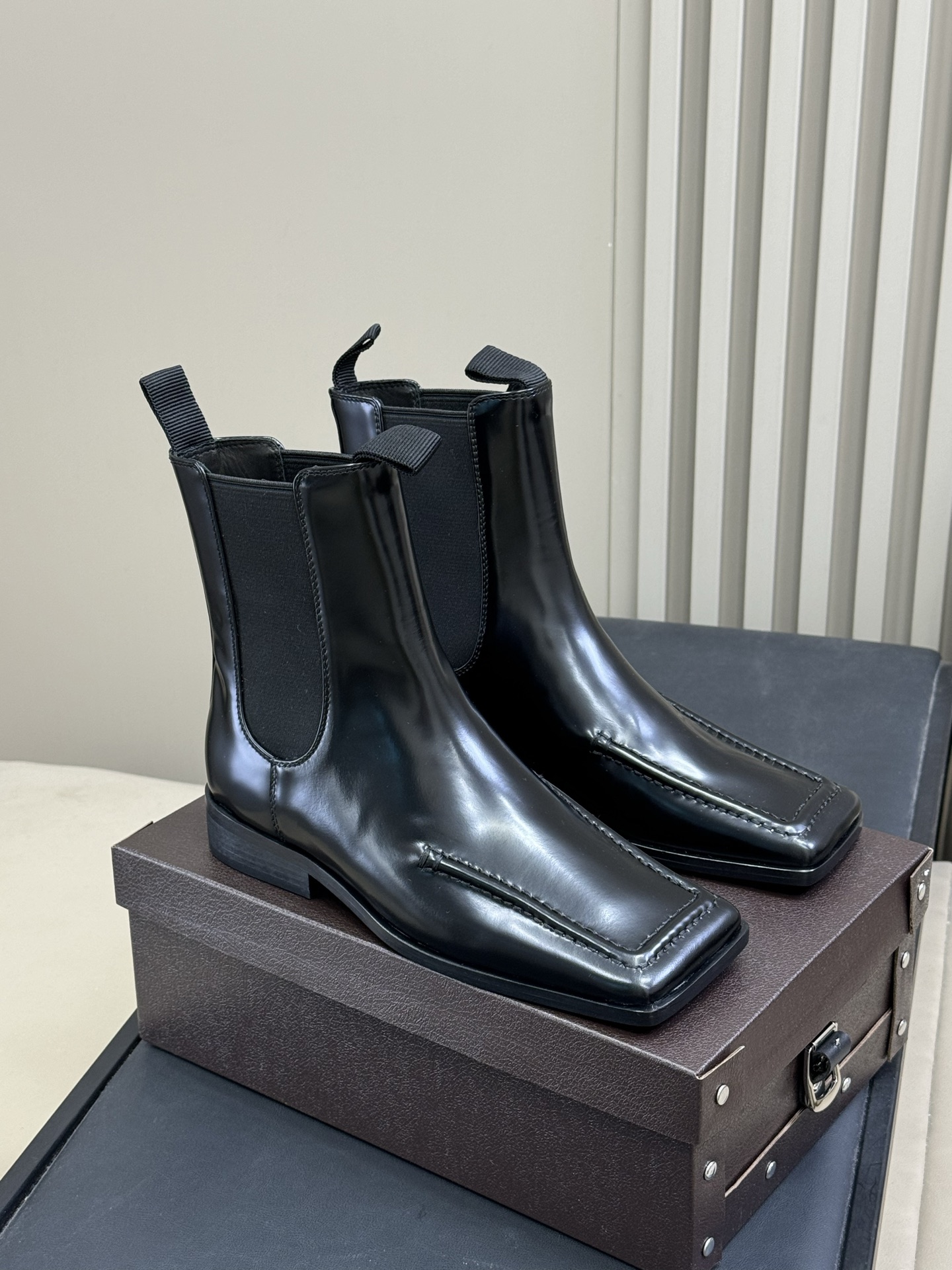 alaia fw25 new arrival～阿莱雅 25秋冬方头系列！经典乐福工艺细节，简约的设计元素