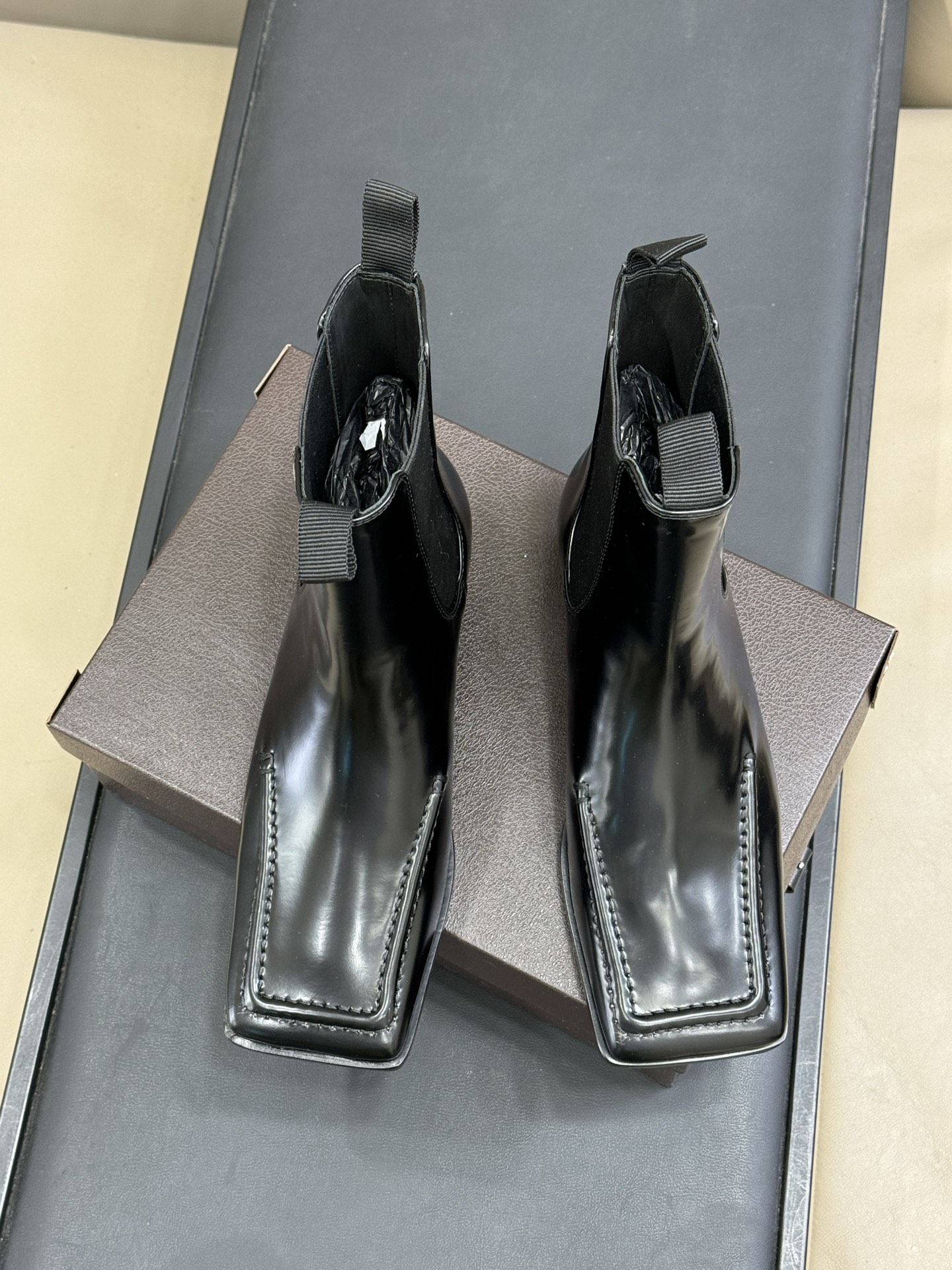 alaia fw25 new arrival～阿莱雅 25秋冬方头系列！经典乐福工艺细节，简约的设计元素