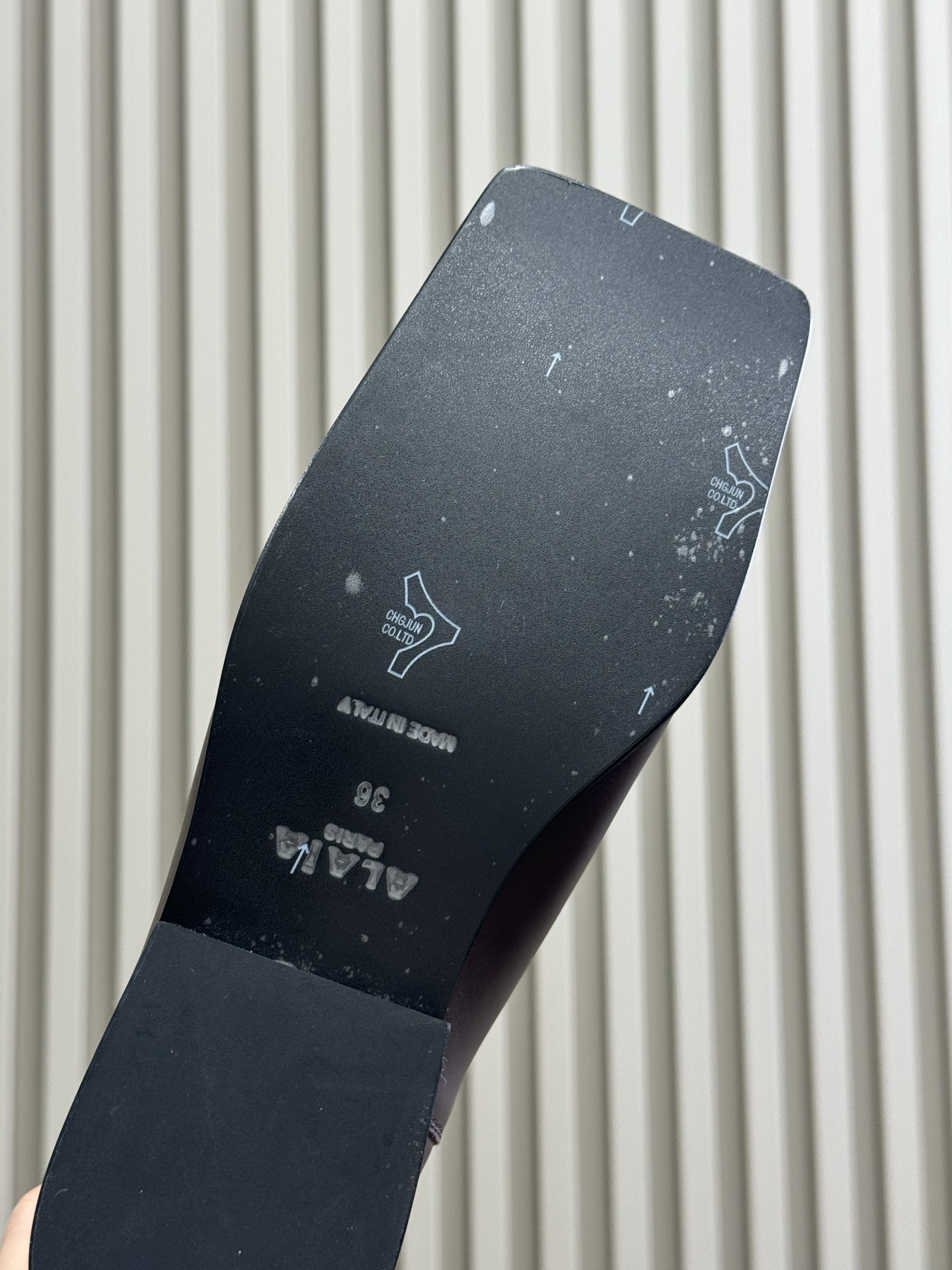 alaia fw25 new arrival～阿莱雅 25秋冬方头系列！经典乐福工艺细节，简约的设计元素