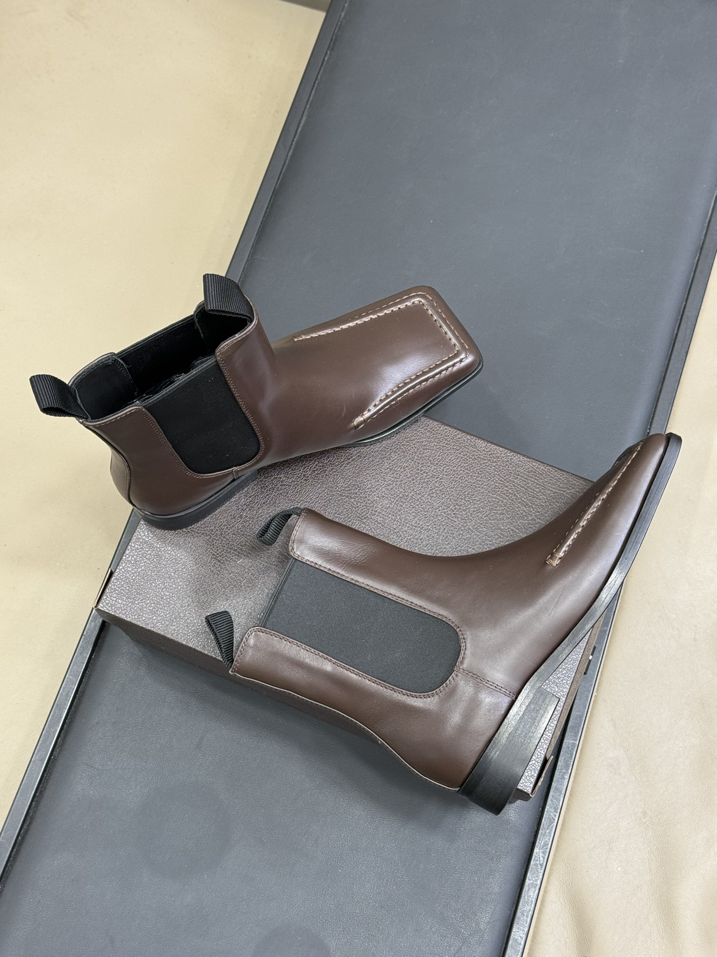 alaia fw25 new arrival～阿莱雅 25秋冬方头系列！经典乐福工艺细节，简约的设计元素