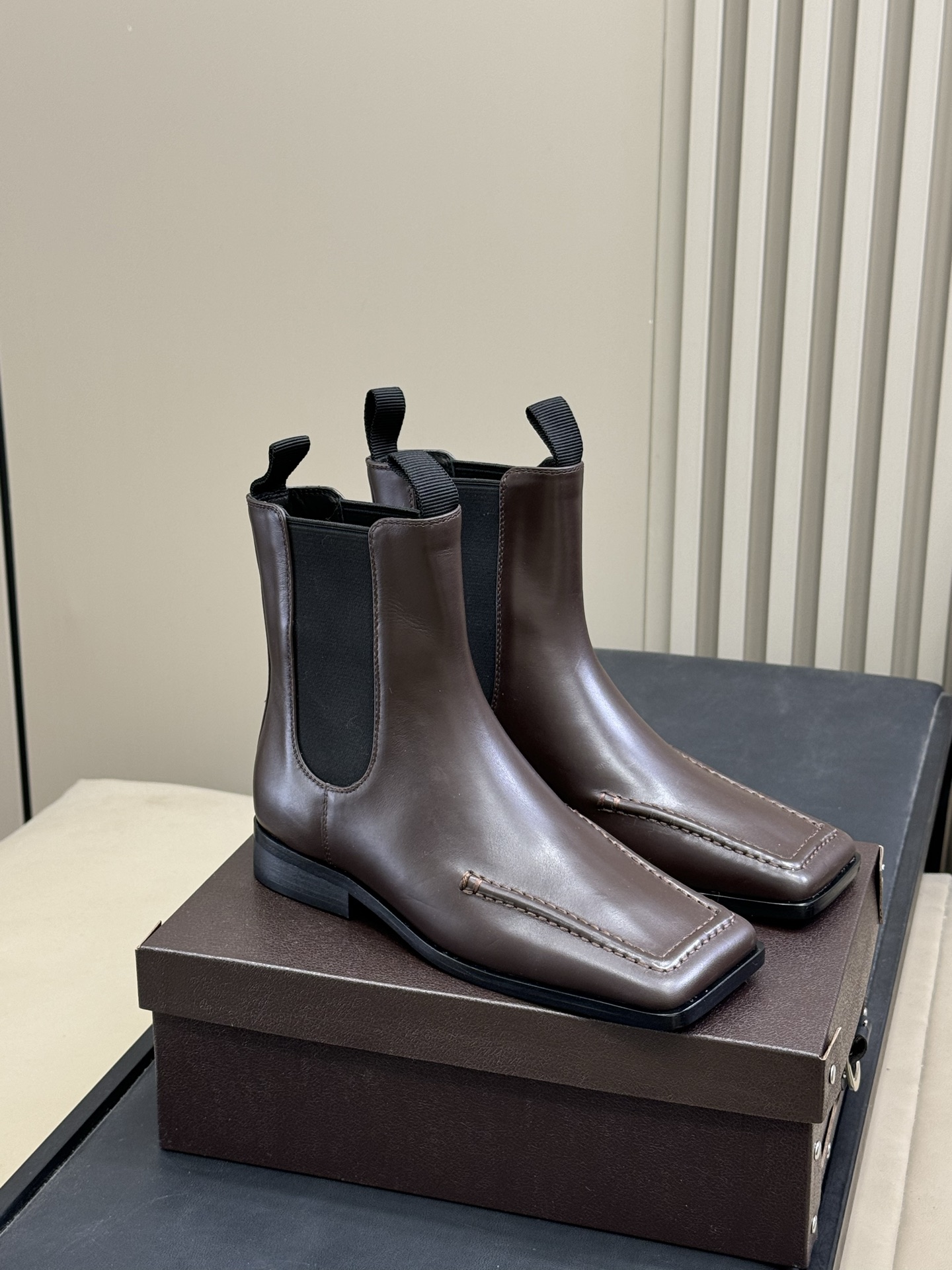 alaia fw25 new arrival～阿莱雅 25秋冬方头系列！经典乐福工艺细节，简约的设计元素