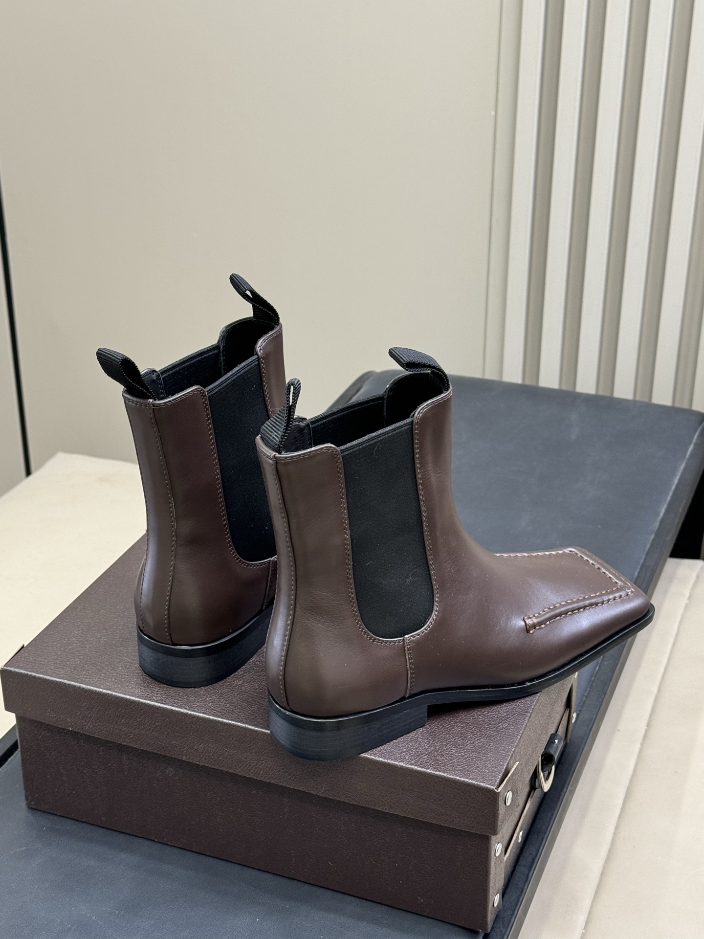 alaia fw25 new arrival～阿莱雅 25秋冬方头系列！经典乐福工艺细节，简约的设计元素