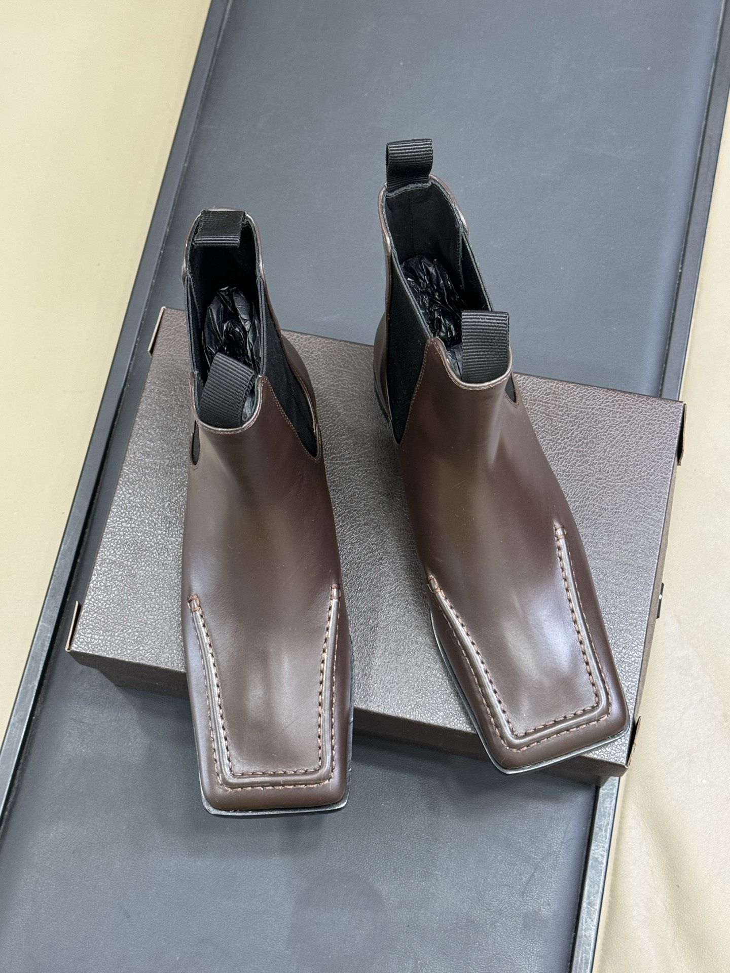 alaia fw25 new arrival～阿莱雅 25秋冬方头系列！经典乐福工艺细节，简约的设计元素