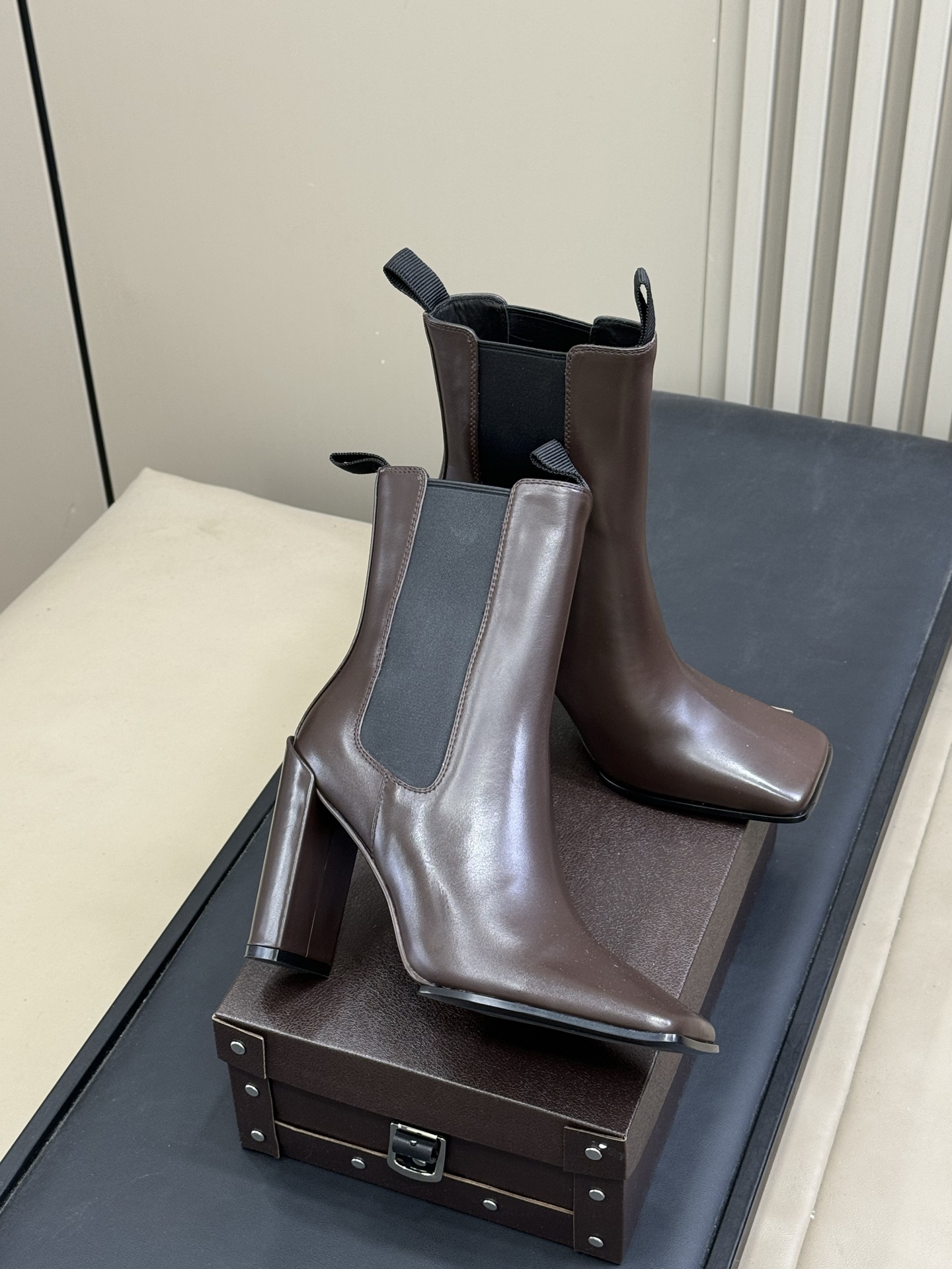 ALAiA|一脚踩进姐的舒适区，又A又飒这双鞋上脚的瞬间就把气场拿捏了方头＋黑皮＋短靴（三个版型）王炸组