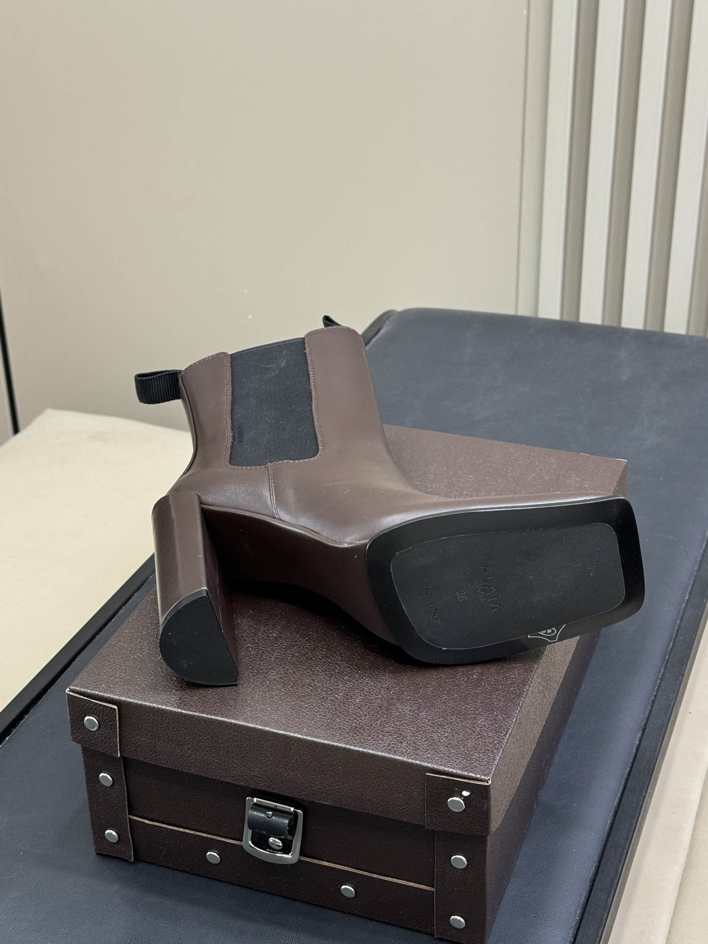 ALAiA|一脚踩进姐的舒适区，又A又飒这双鞋上脚的瞬间就把气场拿捏了方头＋黑皮＋短靴（三个版型）王炸组