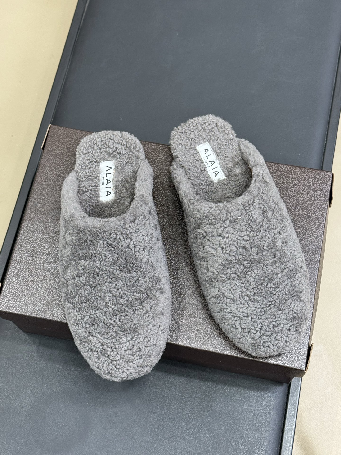 alaia fw25 new arrival～啊来雅25秋冬 羔羊毛玛丽珍新品柔软舒适，关键还这么好看🤩