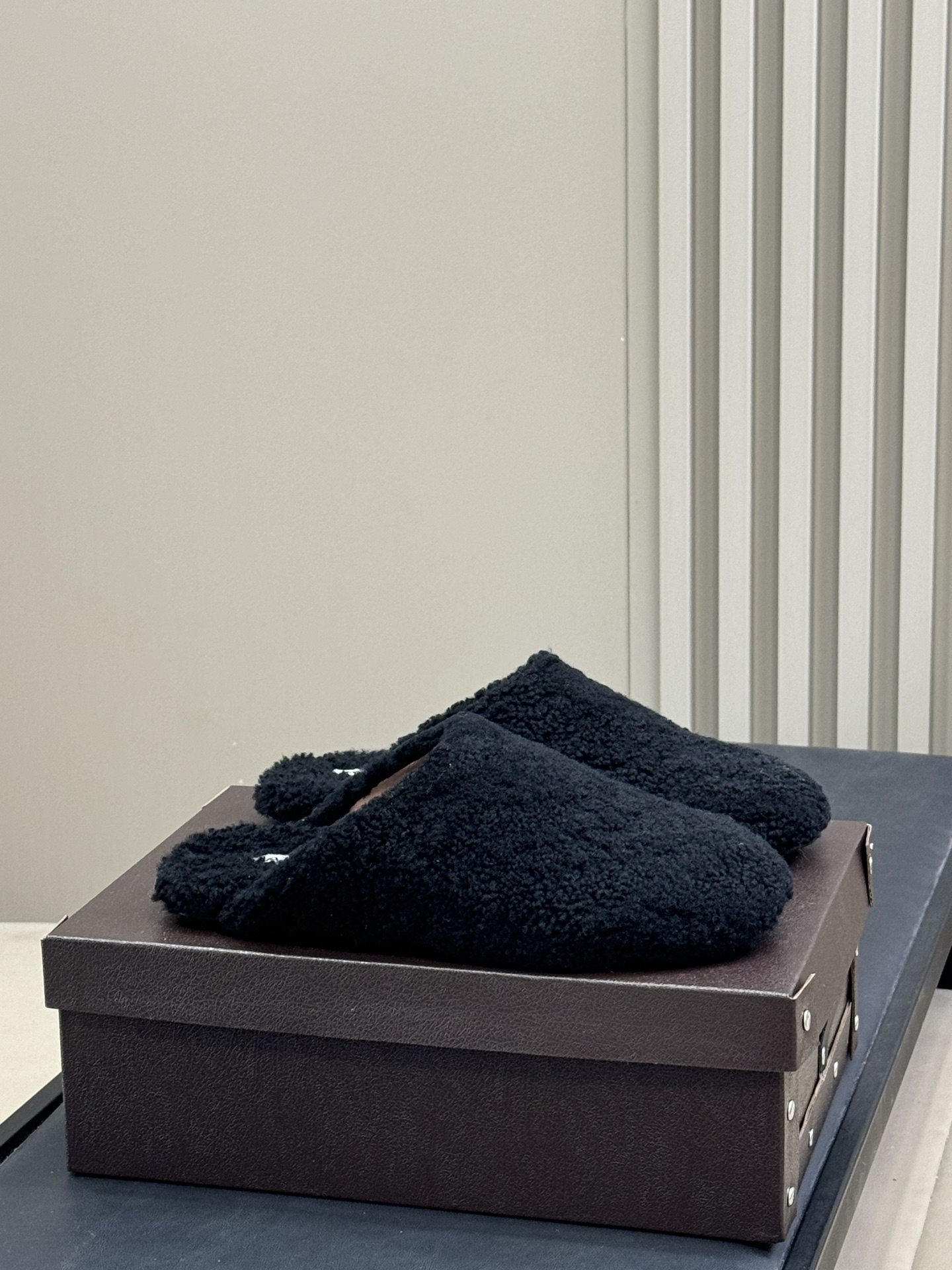 NO:594331,Top quality alaia fw25 new arrival～Alaia 25 autumn and winter new lamb wool Mary Jane, soft and comfortable, the most important thing is so beautiful, a must-have item, size 35-41, half-mover fur shoes, alaia, mary jane19860909顶级品质 alaia fw25 new arrival～ 啊来雅25秋冬 羔羊毛玛丽珍新品 柔软舒适,关键还这么好看 必入单品哦 size 35-41,半拖毛毛鞋,alaia,mary jane,Women's Shoes