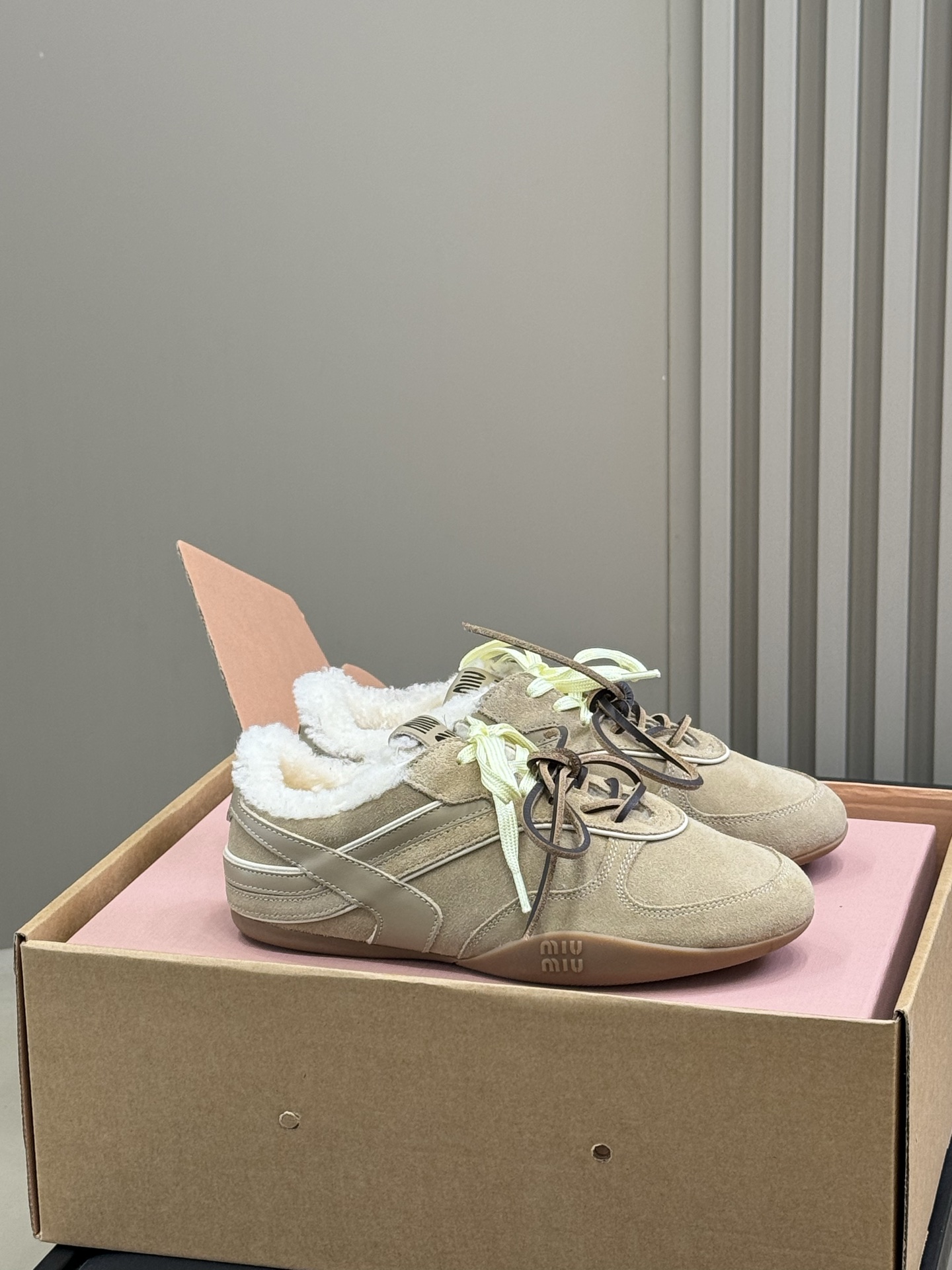 NO:594323,Top quality miu 25 autumn and winter Maomao Dexun new product. So beautiful, classic thin-soled Dexun shape, wool lining blessing, you can also wear it delicately and beautifully in winter, size 35-40, casual shoes/sports shoes, miumiu, sneakers19860909顶级品质 miu 25秋冬毛毛德讯新品 太好看了,经典薄底德讯造型, 羊毛内里加持,冬天也可以穿得秀气美丽 size 35-40,休闲鞋/运动鞋,miumiu,sneakers,Women's Shoes