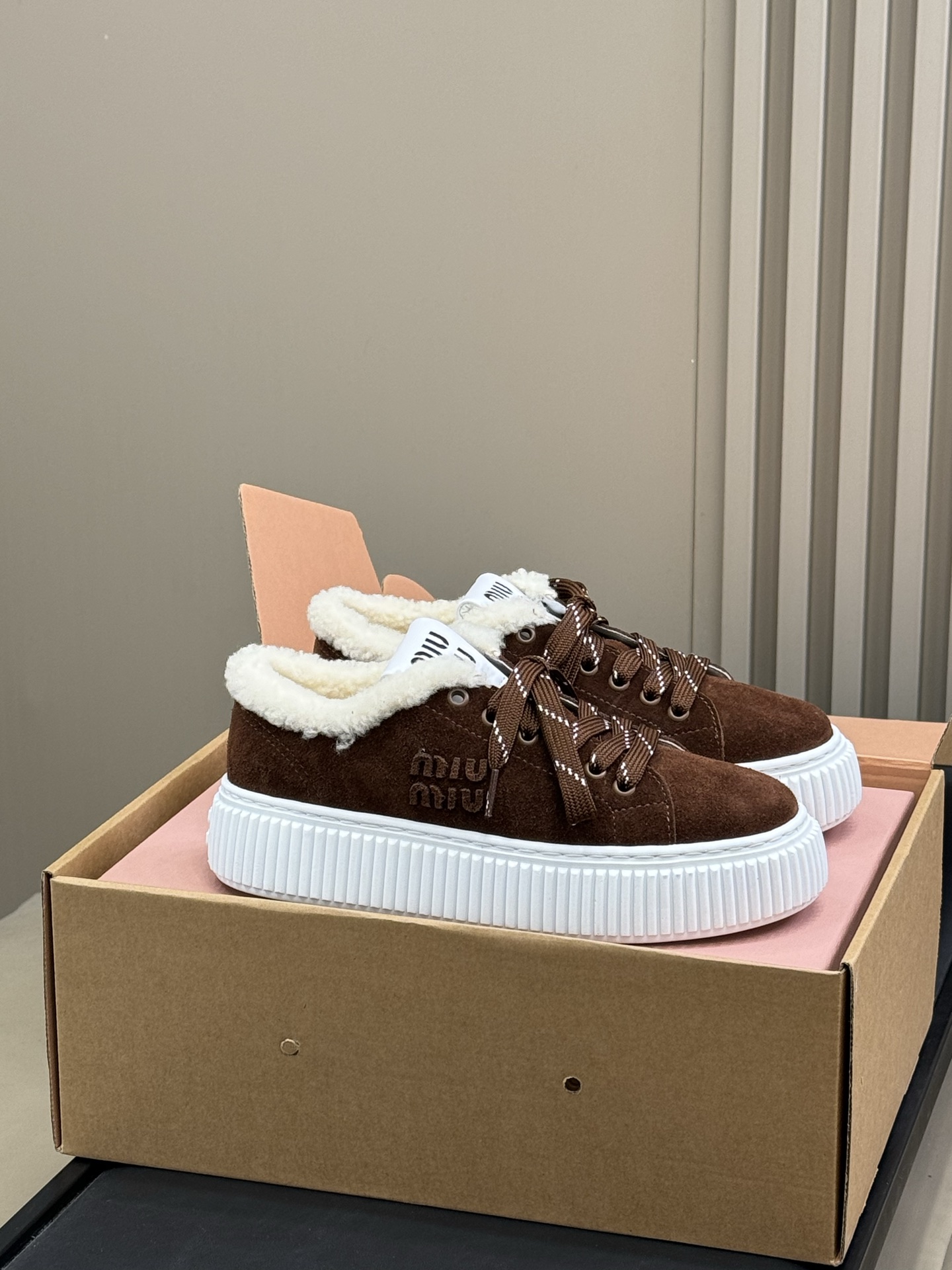 NO:593592,I really love MiuMiu's new furries. MiuMiu's new series. The modern shape creates an elegant style. The furries will make your heart beat. The warm lamb wool is so gentle. size 35-41, leather, casual shoes/sneakers, miumiu, sneakers19860909MiuMiu的新款毛茸茸真的爱了 MiuMiu全新系列 摩登造型塑造优雅格调是会怦然心动的毛茸茸 暖暖的羊羔毛太温柔了 size 35-41 ,皮里,休闲鞋/运动鞋,miumiu,sneakers,Women's Shoes