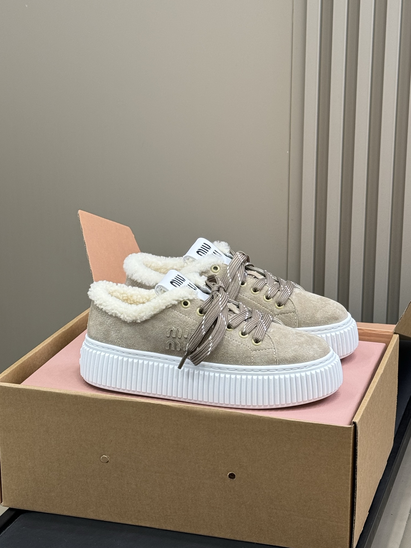 NO:594311,Top quality MiuMiu's new furry, I really love it. MiuMiu's new series. The modern shape creates an elegant style. The furry will make your heart beat. The warm lamb wool is so gentle. size 35-41, leather, casual shoes/sneakers, miumiu, sneakers19860909顶级品质 MiuMiu的新款毛茸茸真的爱了 MiuMiu全新系列 摩登造型塑造优雅格调是会怦然心动的毛茸茸 暖暖的羊羔毛太温柔了 size 35-41 ,皮里,休闲鞋/运动鞋,miumiu,sneakers,Women's Shoes