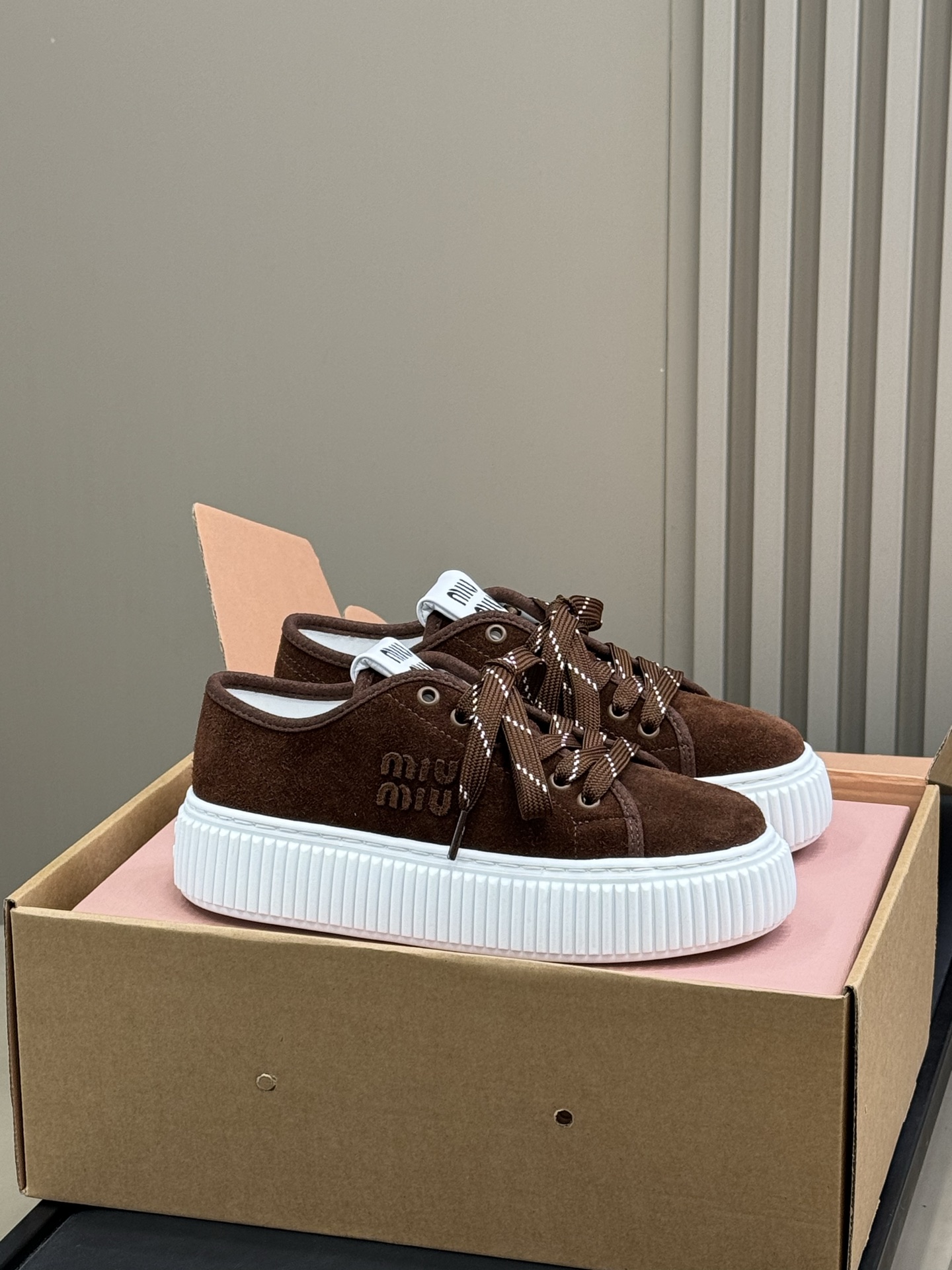 NO:593594,I really love MiuMiu's new furry. MiuMiu's new series. The modern shape creates an elegant style. The furry will make your heart beat. The warm lamb wool is so gentle. Size 35-41. Leather, casual shoes/sports shoes, miumiu, sneakers19860909MiuMiu的新款毛茸茸真的爱了 MiuMiu全新系列 摩登造型塑造优雅格调是会怦然心动的毛茸茸 暖暖的羊羔毛太温柔了 size 35-41 .皮里,休闲鞋/运动鞋,miumiu,sneakers,Women's Shoes