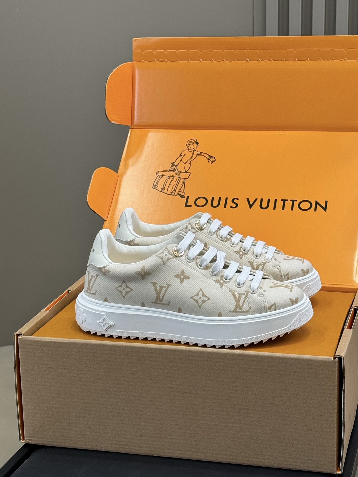 NO:594319,Top quality Louis vuitton ss25 new arrival~ L's classic thick-soled sneakers 2026 spring and summer new version, the hangings are too cute, right? This Time Out sneaker is made of calfskin, with a dazzling luster that lights up the heart logo on the side. The inscribed eyelets and rear metallic leather trim are rich in details, and the thickened rubber outsole blooms with Monogram flowers. Top quality 35-41, casual shoes/sports shoes, louis vuitton, louis  vuitton,sneakers,cowhide19860909顶级品质 Louis vuitton ss25 new arrival～ L家经典厚底运动鞋2026春夏新版面 挂饰也太可爱啦吧 本款Time Out 运动鞋取材小牛皮,以耀眼光泽点亮侧面心标识.铭纹孔眼和后部金属质感皮革饰边丰富细节,加厚橡胶外底绽放 Monogram 花卉. 顶级精品35-41,休闲鞋/运动鞋,louis vuitton,louis vuitton,sneakers,cowhide,Women's Shoes