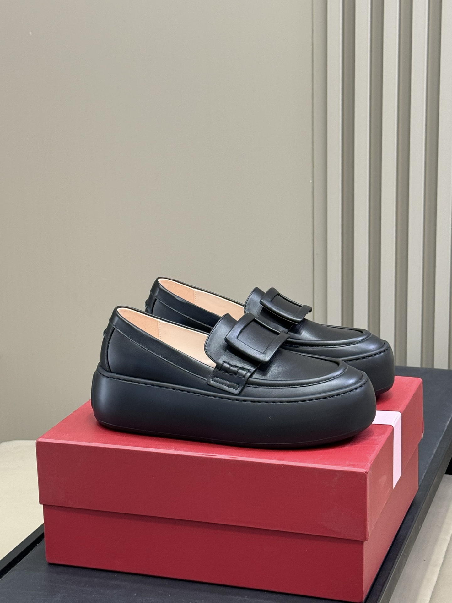 NO:593496,RV I new product, black puff shoes. The style is inspired by the space age of the 1960s. The appearance is extremely light, weightless and has rounded lines. The sole is 5 cm high, round in shape and rounded in lines, but due to the use of EVA material, it is very light and elastic!  The upper material of matte calfskin is very textured!  The same color buckle of the shoe body is combined with the brand genes, low-key luxury!  The entire style is highly adaptable, making casual wear fashionable and comfortable!  size 35-40,loafers,cowhide19860909RV I新品,黑色泡芙鞋 款式灵感来自60年代太空时代,外形呈现出极度轻盈、无重力、线条圆润感. 鞋底高5厘米,呈圆形,线条圆润,但由于采用了 EVA材料,因此非常轻盈而富有弹性！ 鞋面哑光小牛皮材质非常有质感！鞋身同色扣式与品牌基因组合,低调奢华！ 整个款式适配度极强,休闲穿搭时髦又舒适！ size 35-40,乐福鞋,loafers,cowhide,Women's Shoes