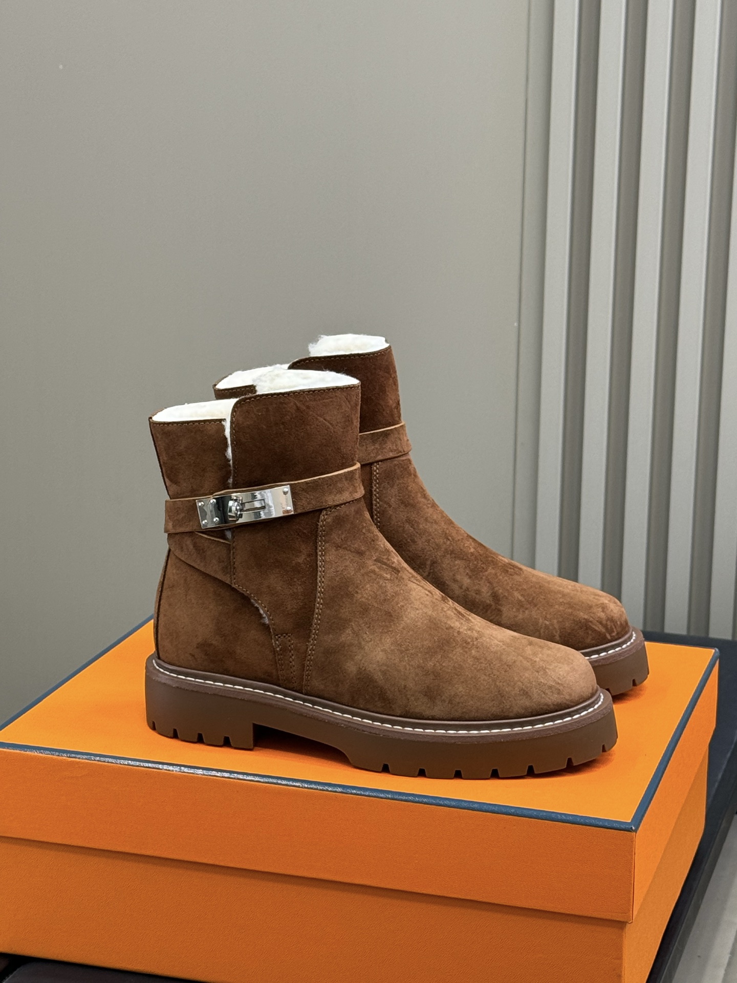 NO:594309,Top quality hermes fw25 ne arrival~ H fur kelly short boots with fur lining. Classic style, looks good no matter how you wear them!  Fur-integrated wool lining. The sole has a certain thickness and is easy to wear. Size 35-41 suede leather, boots, hermes, boots, cowhide, chamois leather19860909顶级品质 hermes fw25 ne arrival～ H毛kelly短靴,毛毛内里的哦 经典款,怎么穿都好看的！皮毛一体羊毛内里 鞋底有一定厚度,很好穿 size 35-41 麂皮 牛皮,靴子,hermes,boots,cowhide,chamois leather,Women's Shoes