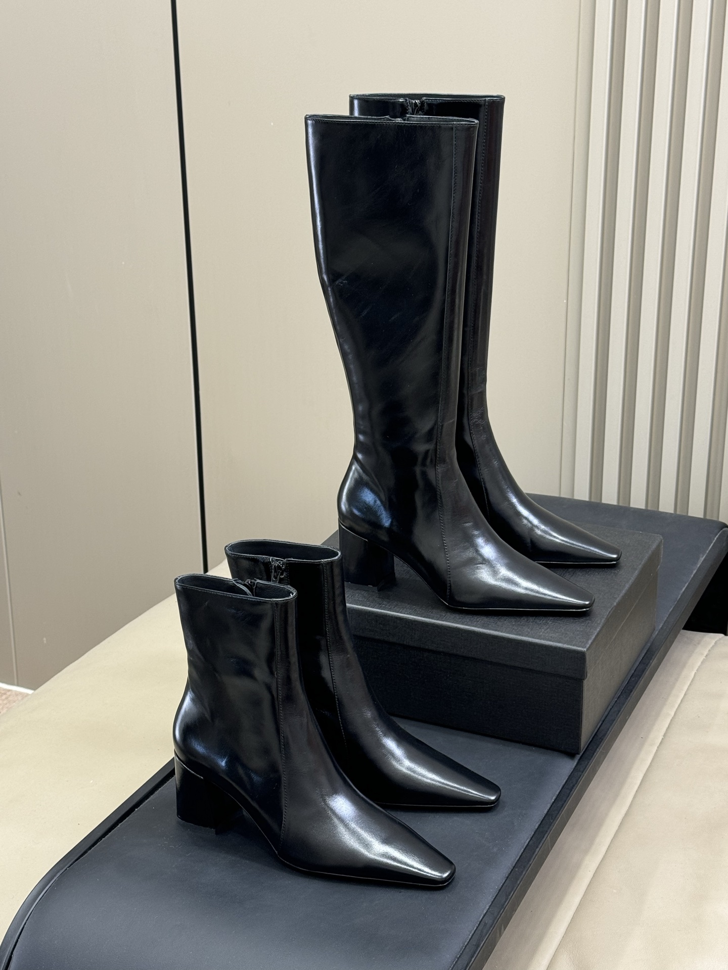 NO:594326,Short boots Long boots ys | The most comfortable pair of boots. The fit is also very high. This year's new model can be used by sisters. The toe head is visually sharp and straightforward, I love it. The cowhide material, texture and gloss are in place. Sheepskin lining cowhide sole size 35-41 tall short, boots, boots, cowhide, sheepskin19860909短靴 长靴 ys|舒适感最好的一双靴子.适配度也很高 今年新款 姐妹们可冲 鞋头视觉凌厉中率性,好爱呀 牛皮材质,质地和光泽度都拿捏到位 羊皮孽内里牛皮鞋底 size 35-41 高 矮,靴子,boots,cowhide,sheepskin,Women's Shoes