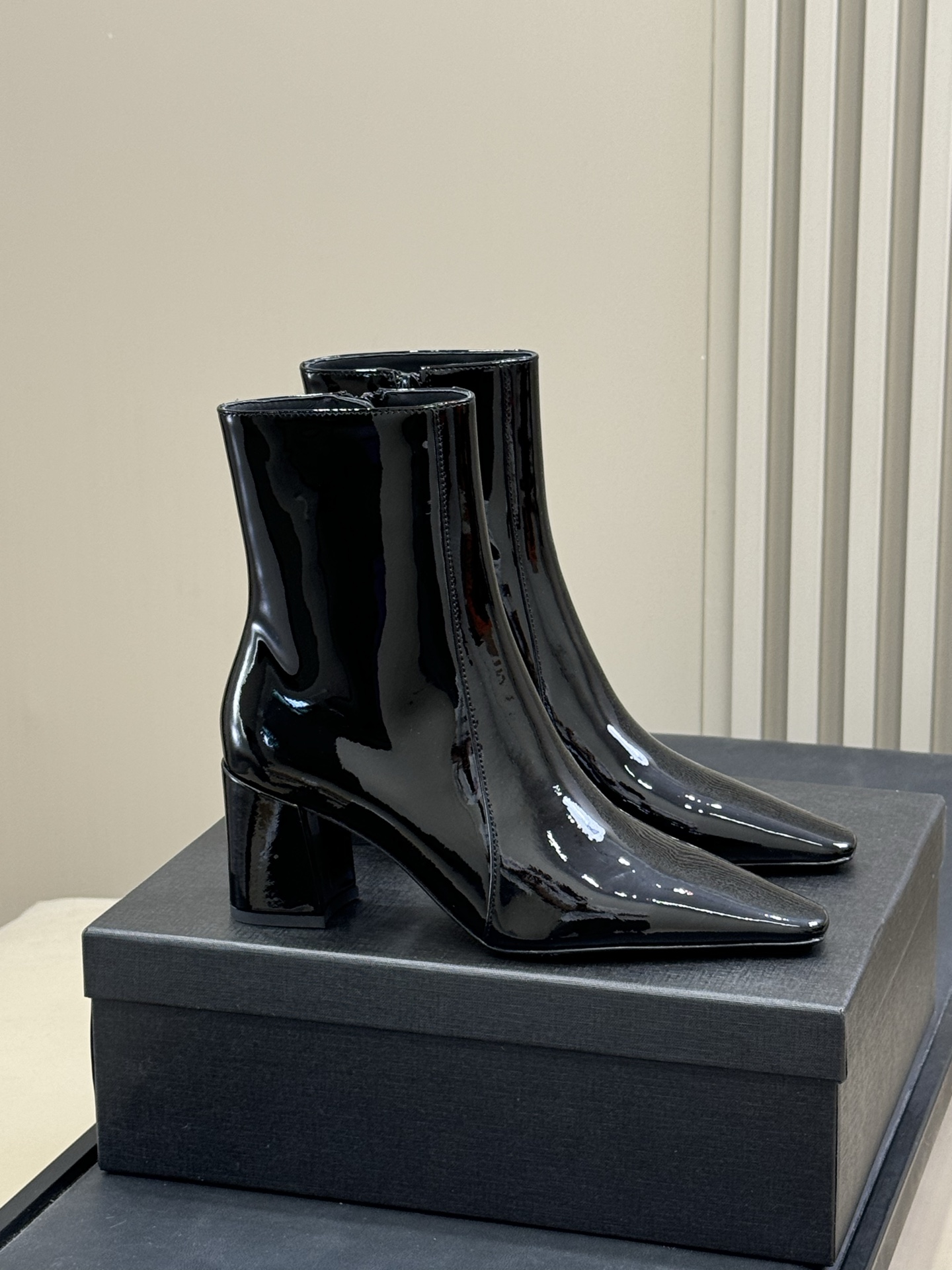 NO:594329,Short boots Long boots ys|The most comfortable pair of boots. The adaptability is also very high. New this year, sisters can rush. The toe head is sharp and straightforward, I love it. The cowhide material, texture and gloss are in place. Sheepskin lining cowhide sole size 35-41, boots, boots, cowhide, sheepskin19860909短靴 长靴 ys|舒适感最好的一双靴子.适配度也很高 今年新款 姐妹们可冲 鞋头视觉凌厉中率性,好爱呀 牛皮材质,质地和光泽度都拿捏到位 羊皮孽内里牛皮鞋底 size 35-41,靴子,boots,cowhide,sheepskin,Women's Shoes