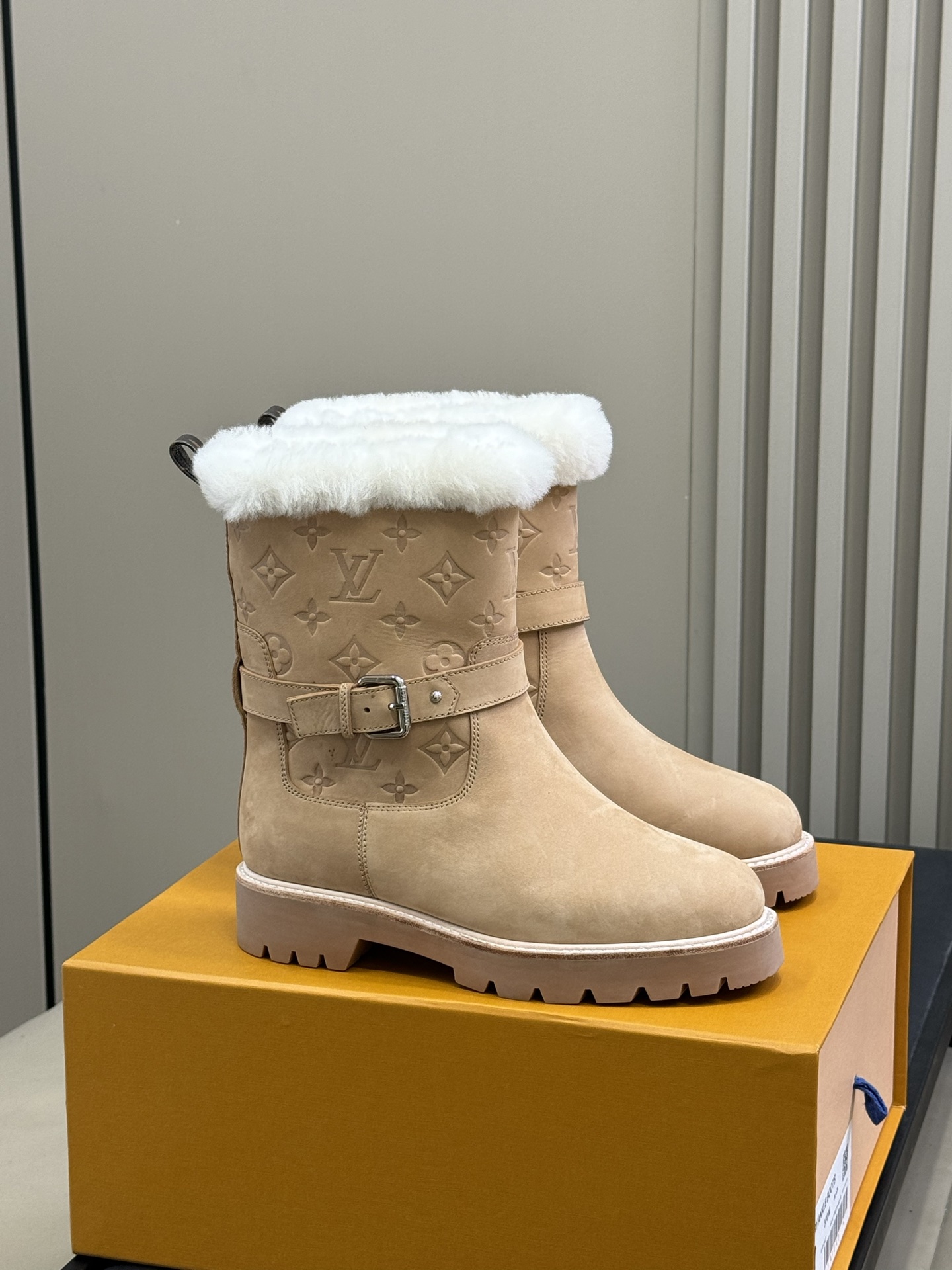 NO:594271,Top quality lv fw25 new arrival-~ lv 25 autumn and winter fur integrated boots. The upper is made of frosted cowhide, with fine texture and super good texture!  The boots are embossed with presbyopia, which is very nice, and the lining is made of one piece of fur!  Not picky about foot shape, warm in winter size 35-41, snow boots, louis vuitton, boots, cowhide19860909顶级品质 lv fw25 new arrival-～ lv 25秋冬皮毛一体靴子 鞋面是磨砂牛皮,质地细腻,质感超好！ 靴筒压印老花、很是好看 内里皮毛一体材质！ 不挑脚型,温暖过冬 size 35-41,雪地靴,louis vuitton,boots,cowhide,Women's Shoes