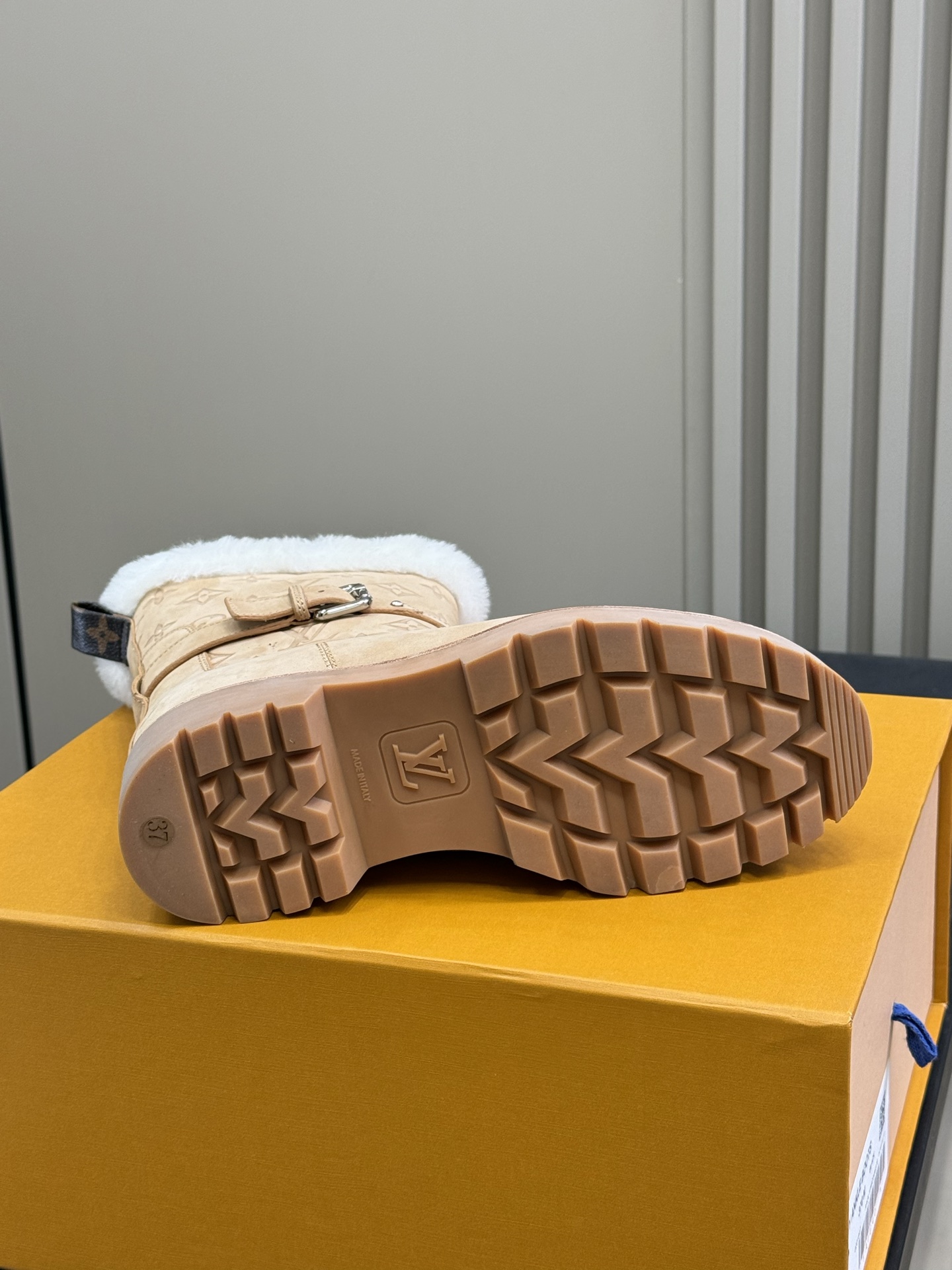 lv fw25 new arrival-～lv 25秋冬皮毛一体靴子鞋面是磨砂牛皮，质地细腻，质感超好！