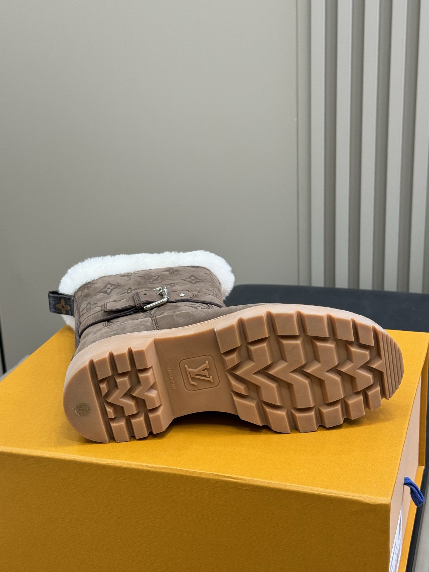 lv fw25 new arrival-～lv 25秋冬皮毛一体靴子鞋面是磨砂牛皮，质地细腻，质感超好！