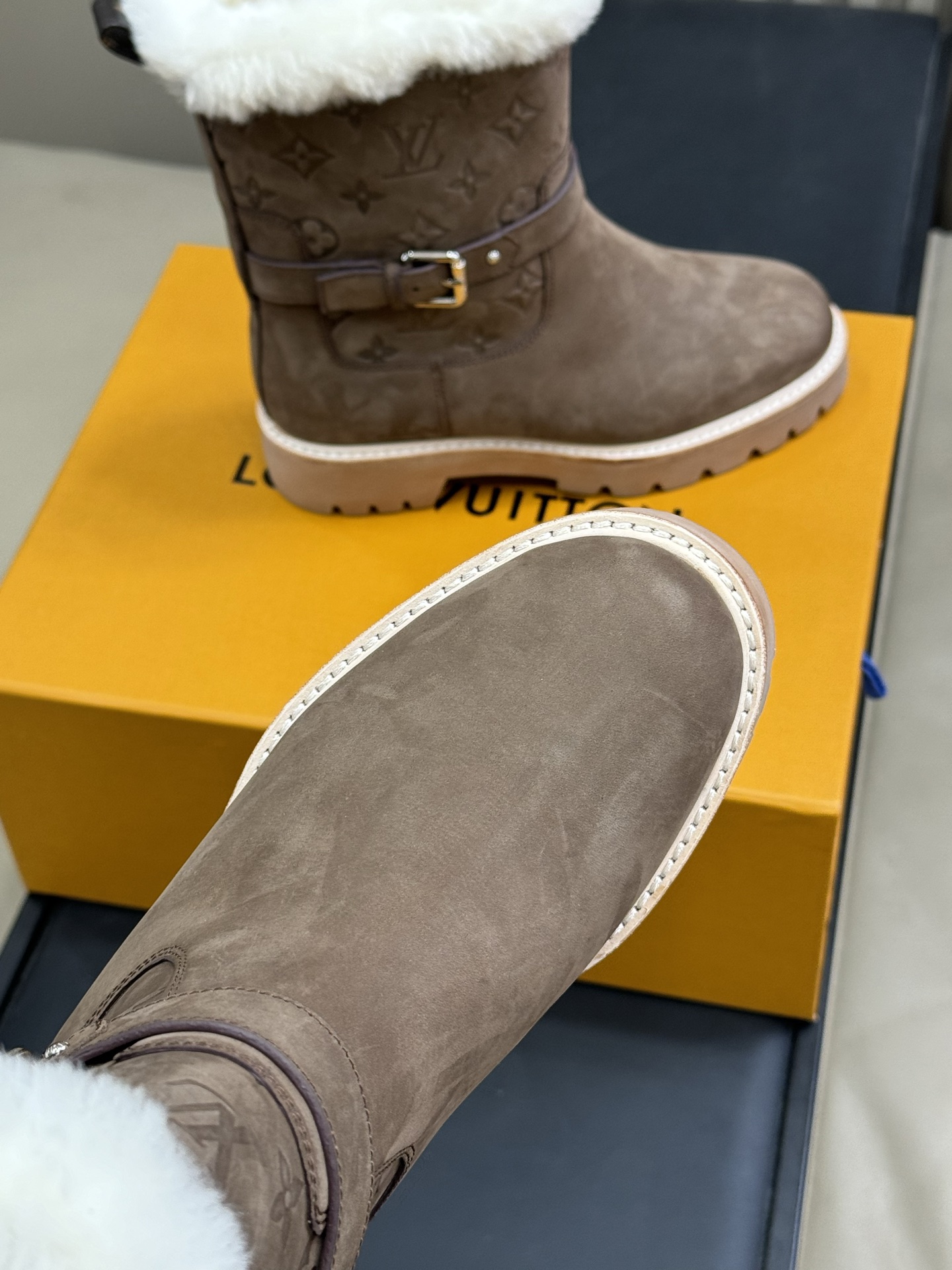 lv fw25 new arrival-～lv 25秋冬皮毛一体靴子鞋面是磨砂牛皮，质地细腻，质感超好！