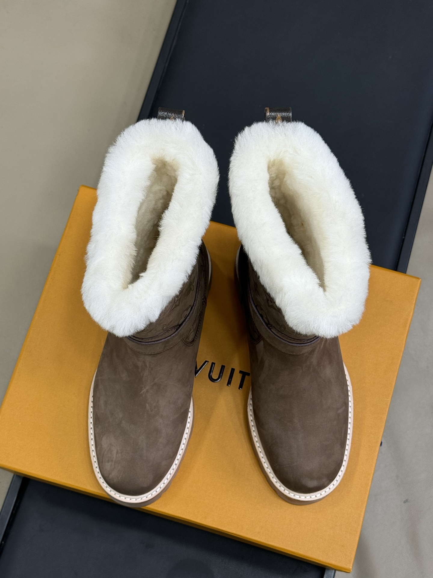 lv fw25 new arrival-～lv 25秋冬皮毛一体靴子鞋面是磨砂牛皮，质地细腻，质感超好！